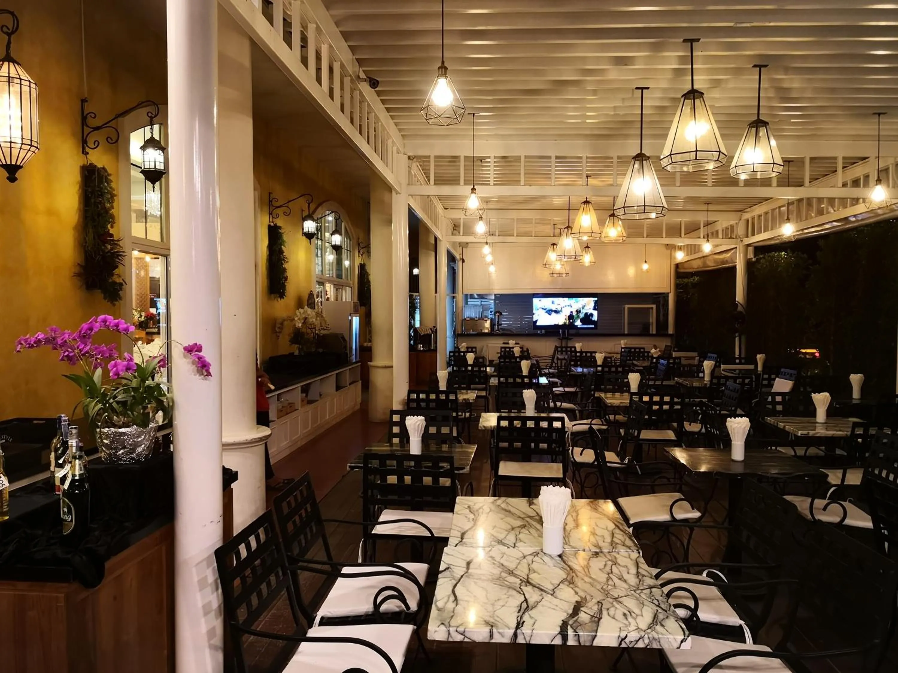 Restaurant/places to eat in Venetian Poseidon Pool Hotel