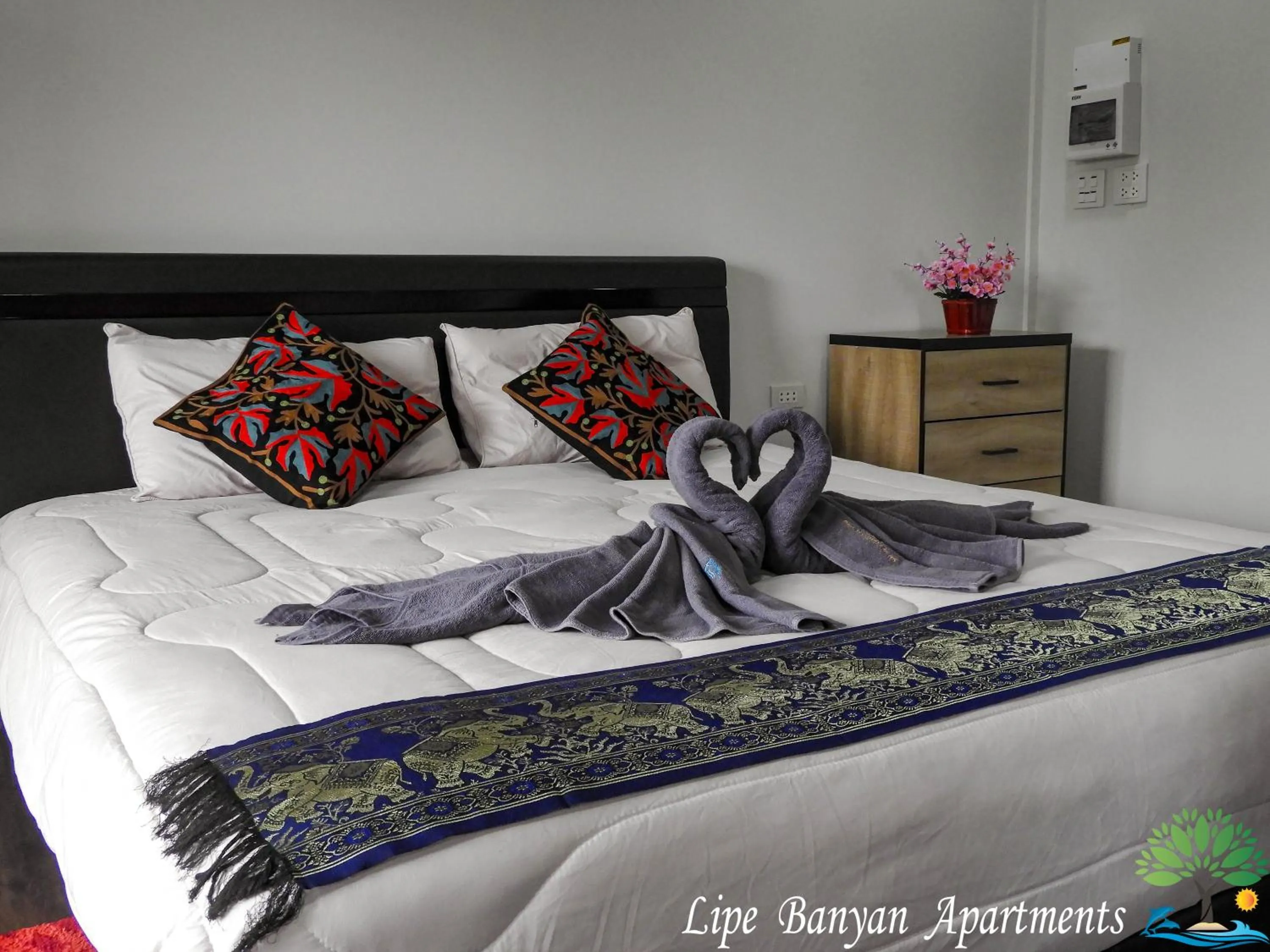 Bed in Lipe Banyan Apartments