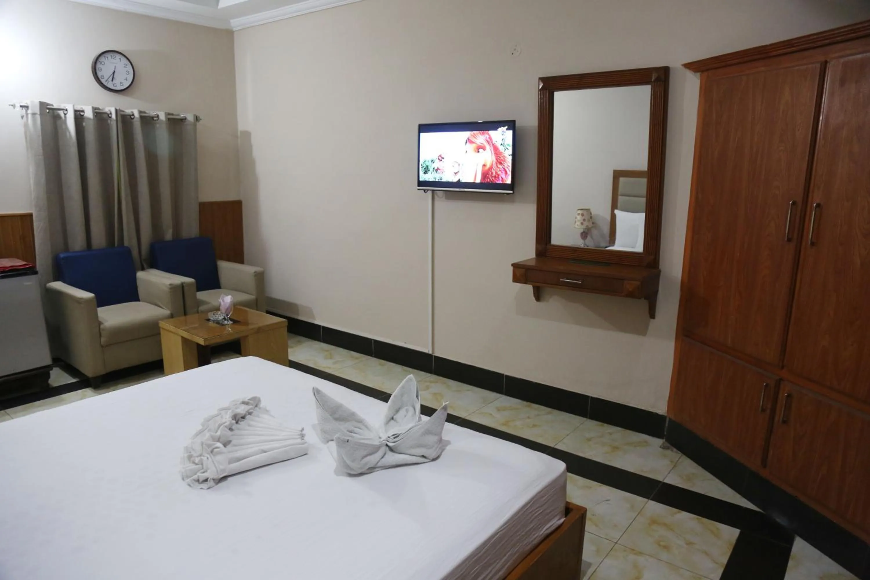 Photo of the whole room, Bed in The King Hotel