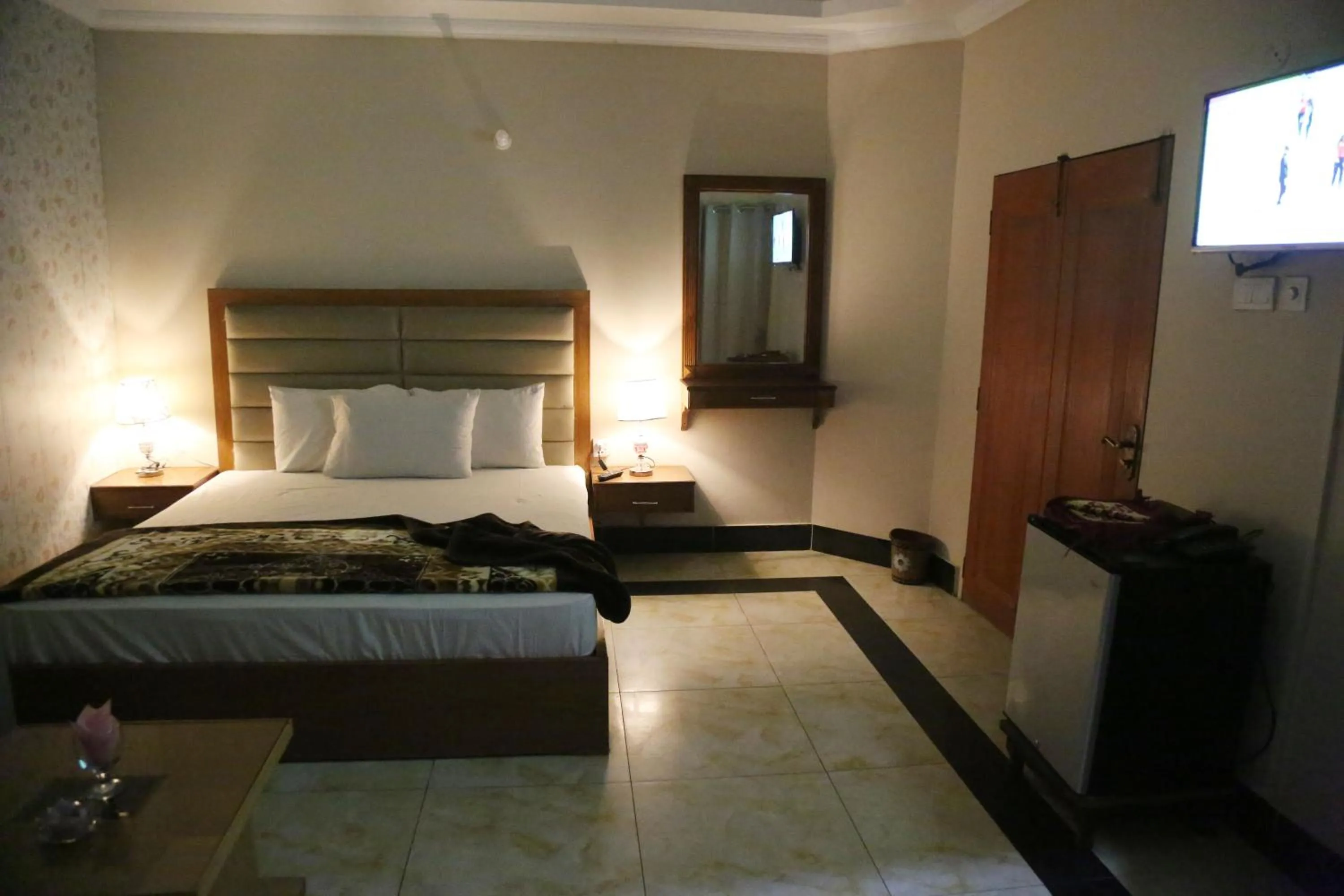 Photo of the whole room, Bed in The King Hotel