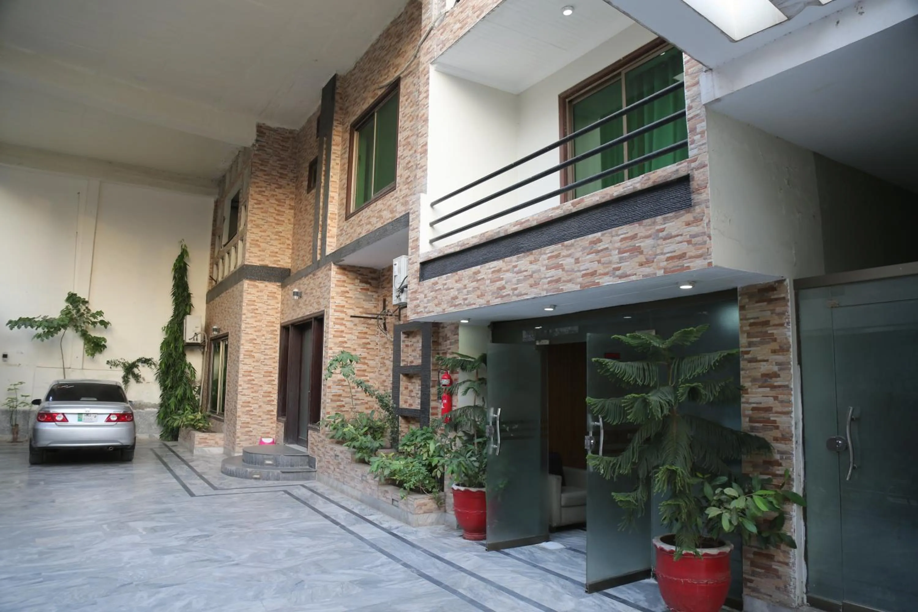 Facade/entrance in The King Hotel