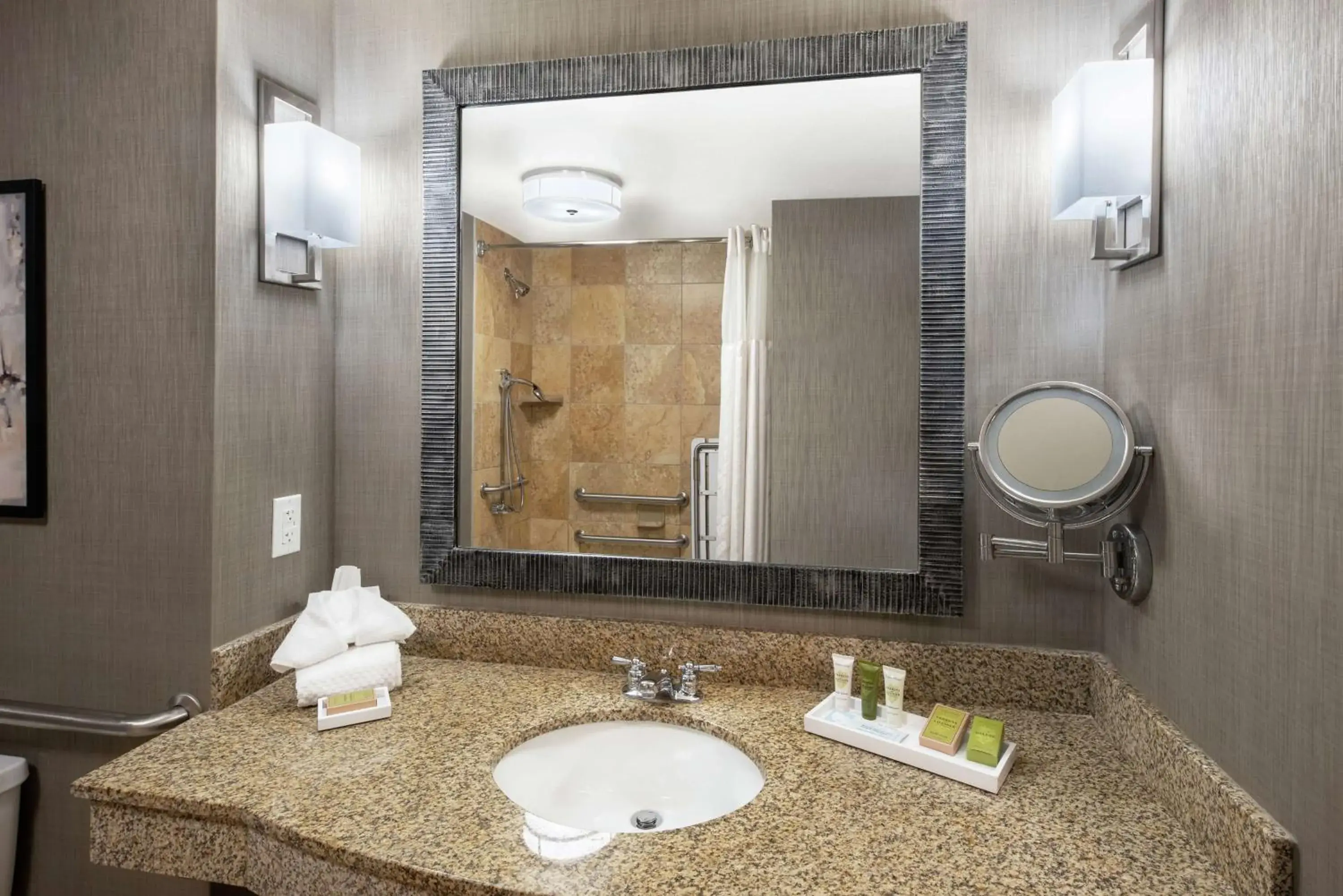 Queen Room with Two Queen Beds and Bath Tub - Mobility and Hearing Access in Hilton Columbia Center Queen Room with Two Queen Beds and Bath Tub - Mobility and Hearing Access in Hilton Columbia Center