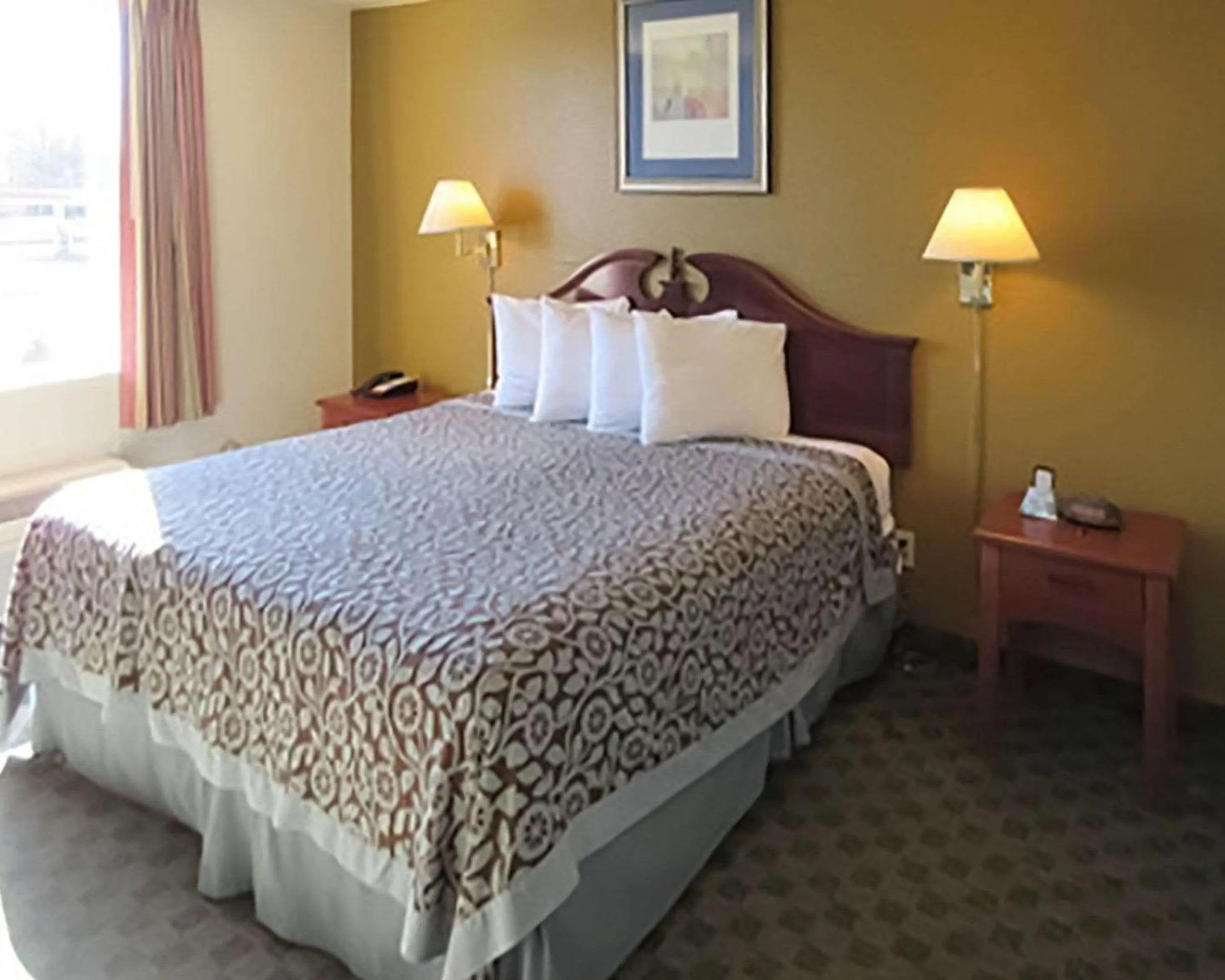 Photo of the whole room, Bed in Rose City Inn & Suites