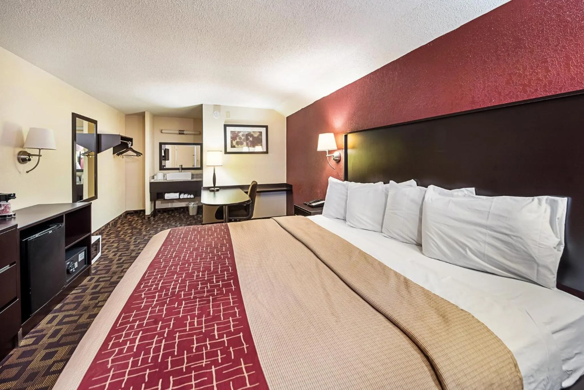 Photo of the whole room, Bed in Red Roof Inn Anderson, IN