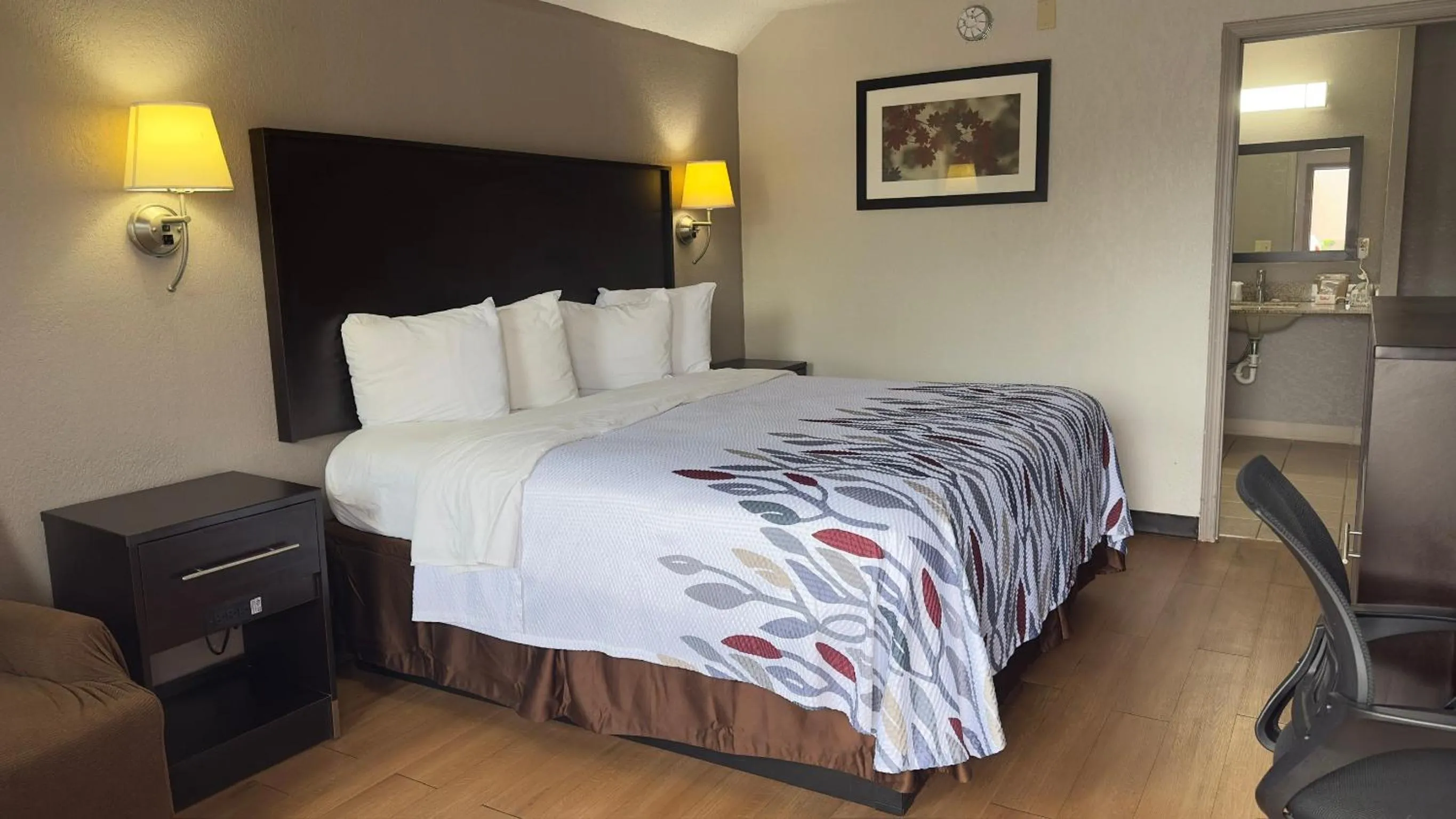 Bedroom, Bed in Red Roof Inn Anderson, IN