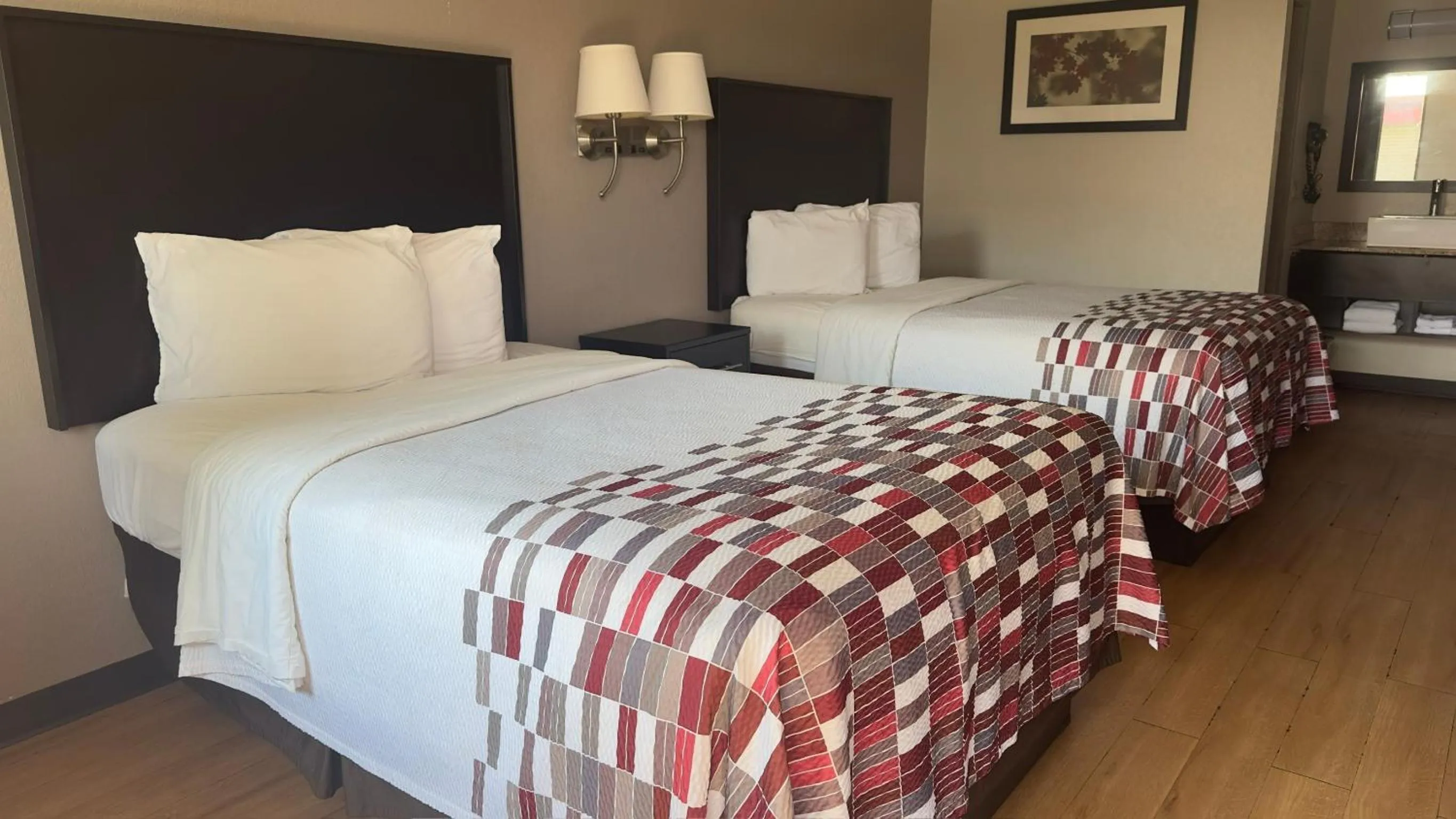 Bed in Red Roof Inn Anderson, IN