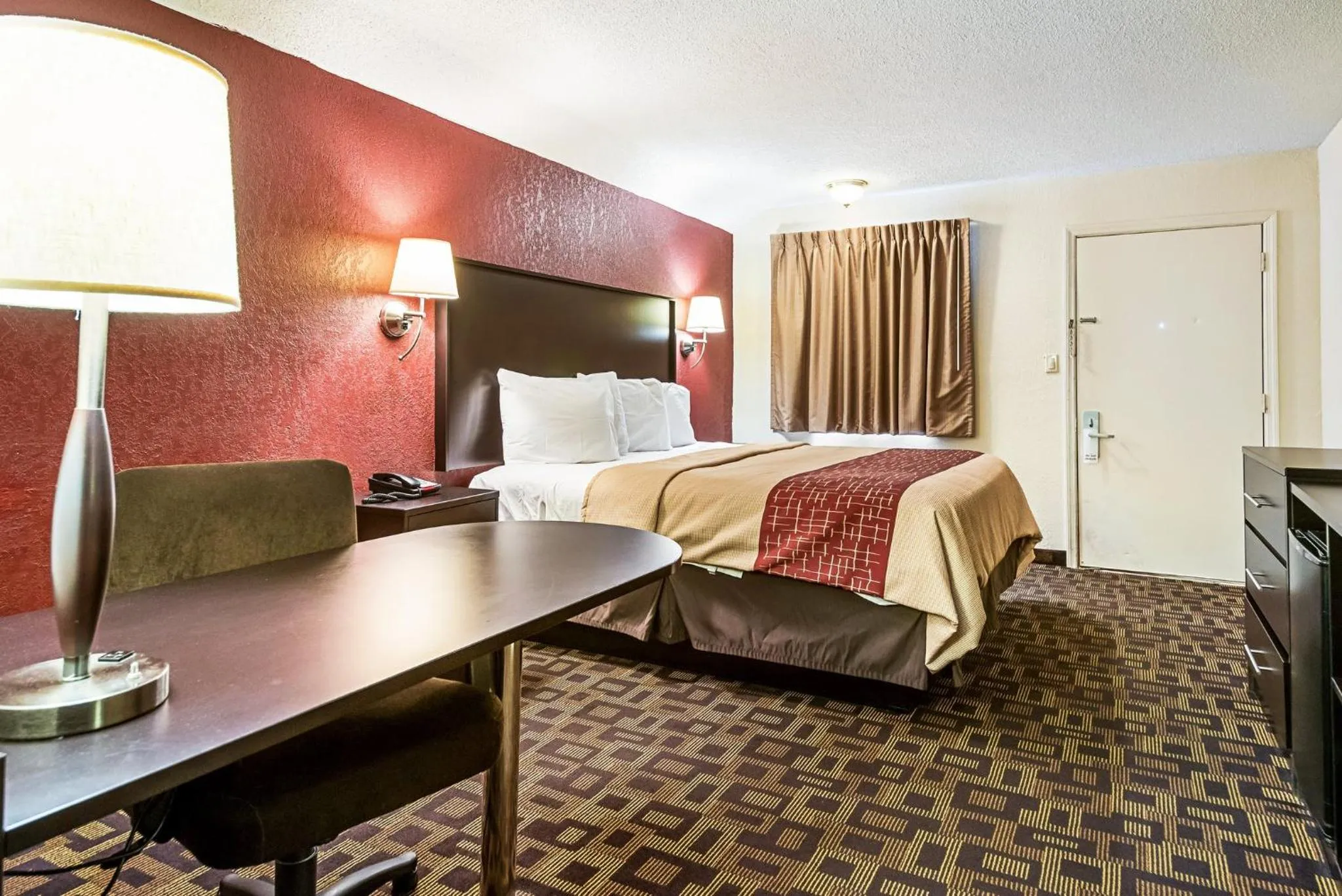 Photo of the whole room, Bed in Red Roof Inn Anderson, IN