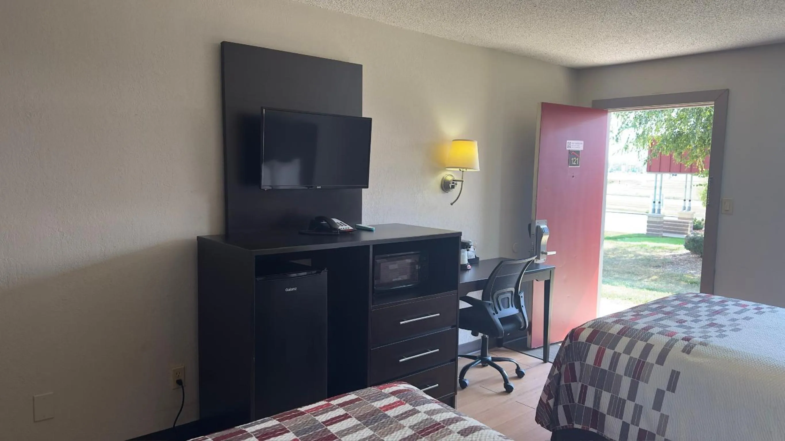 Bed in Red Roof Inn Anderson, IN