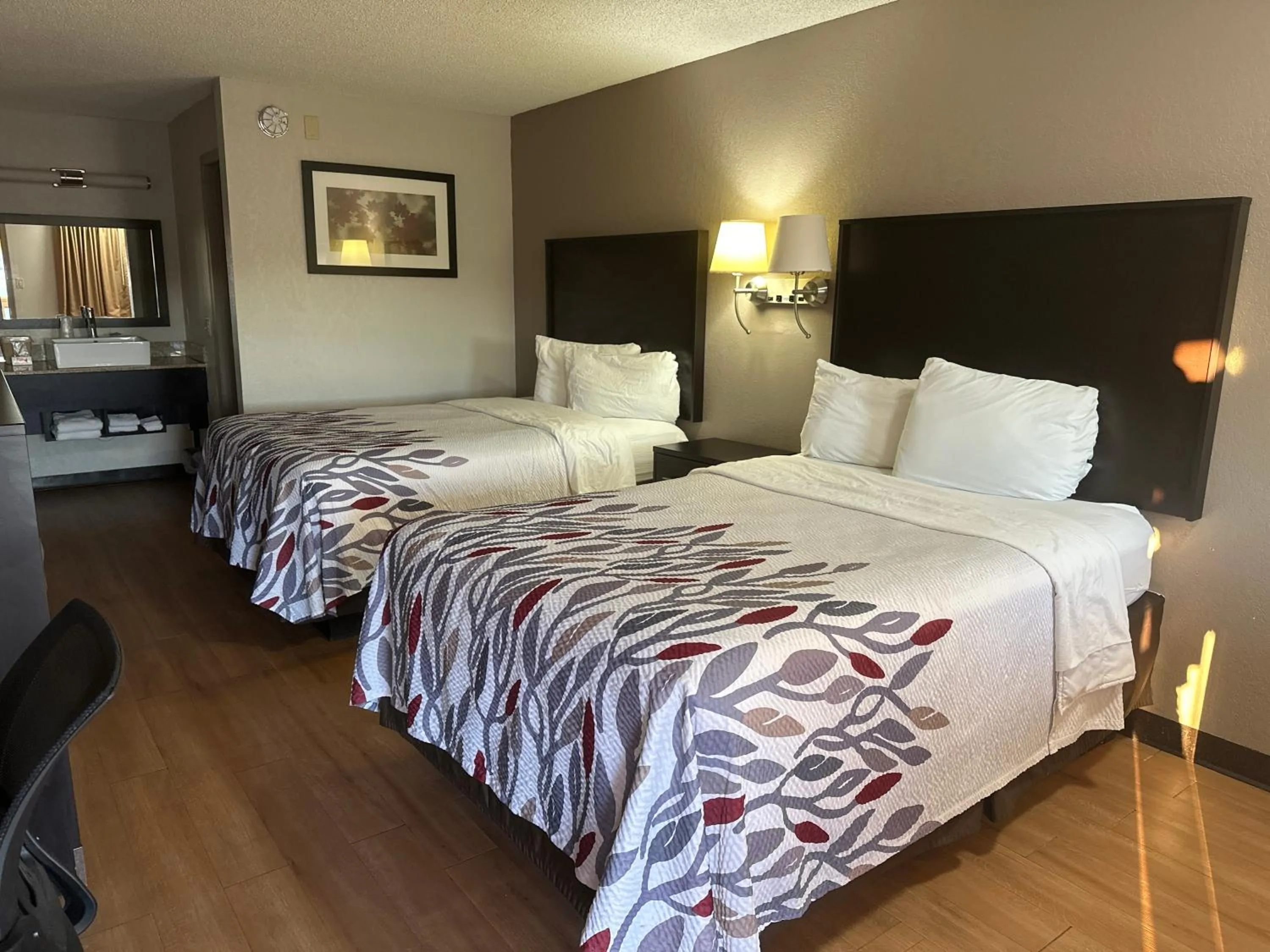 Photo of the whole room, Bed in Red Roof Inn Anderson, IN