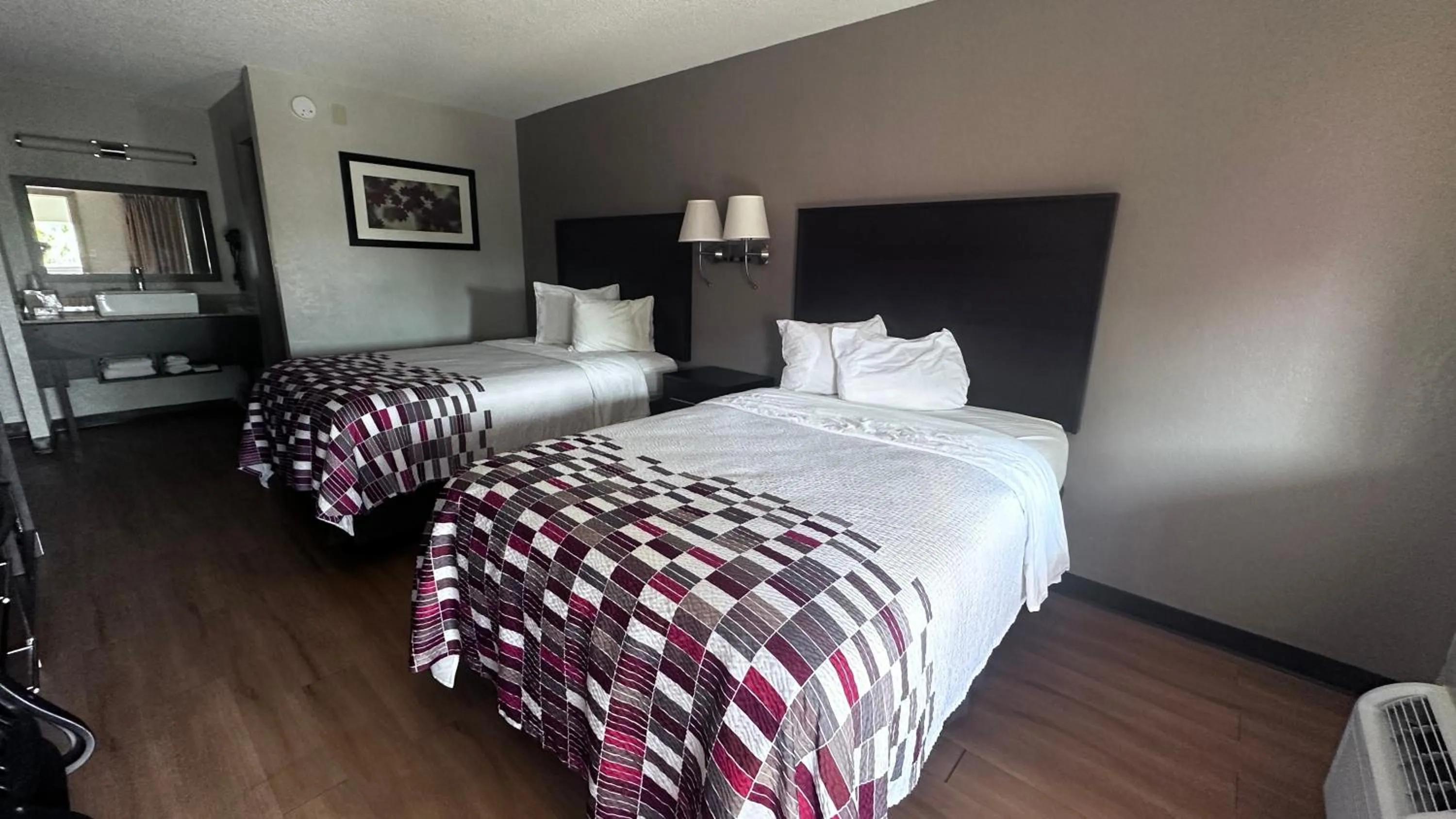 Bed in Red Roof Inn Anderson, IN