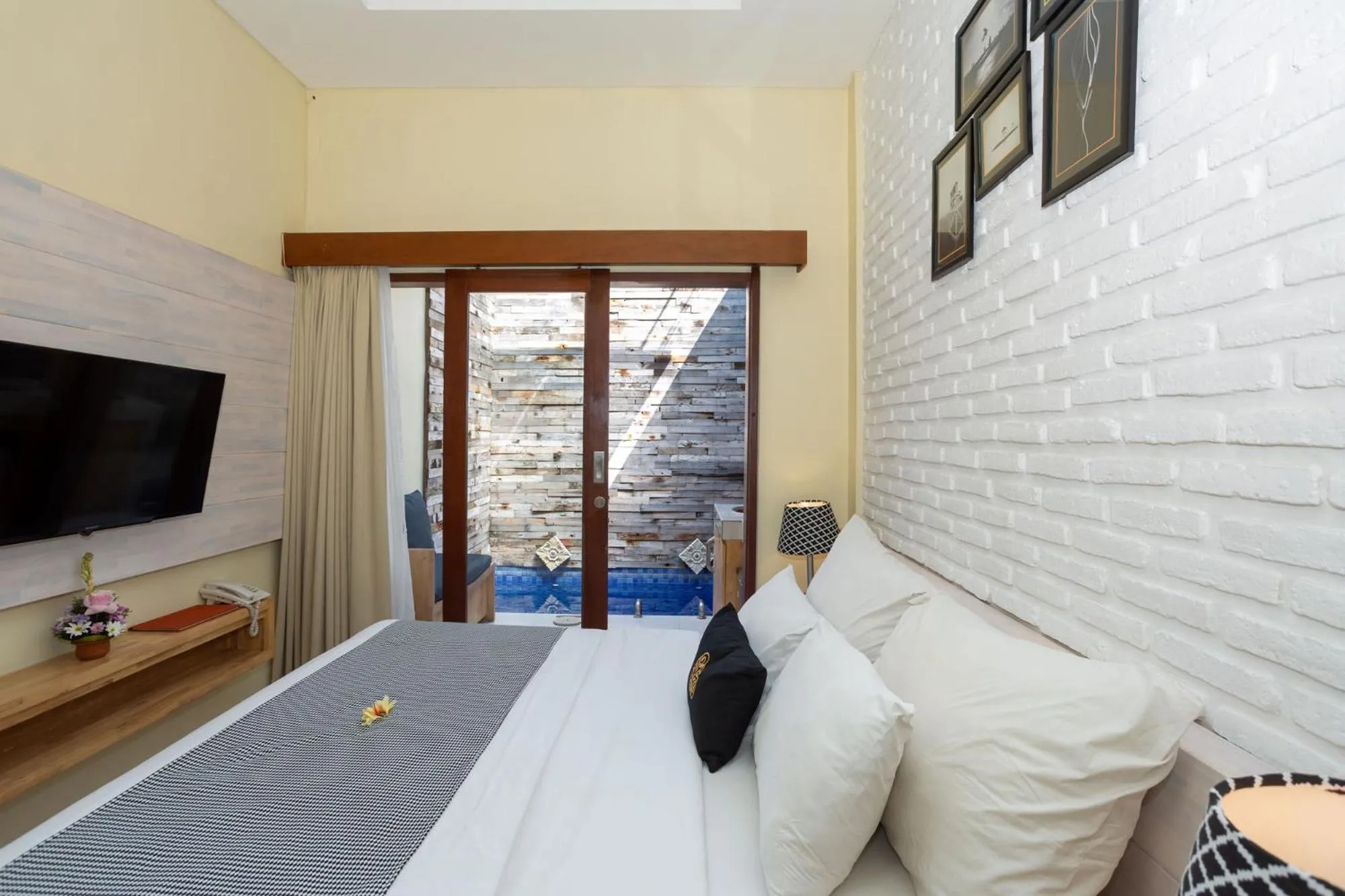 Photo of the whole room, Bed in Paisa Seminyak Living