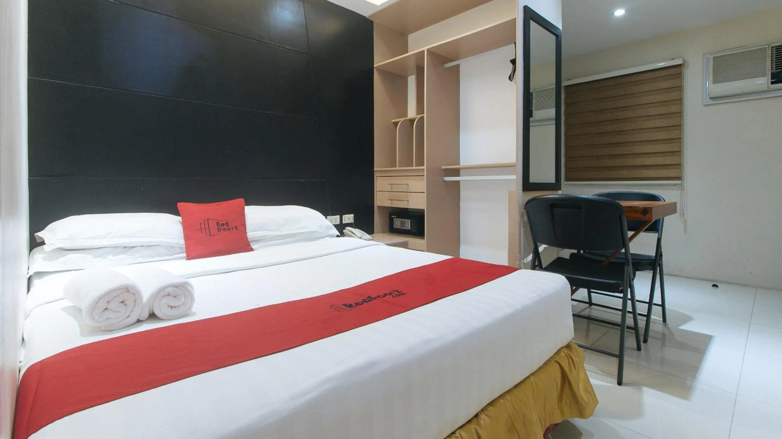 Standard Double Room in RedDoorz at Grand Apartelle Hernan Cortes Cebu