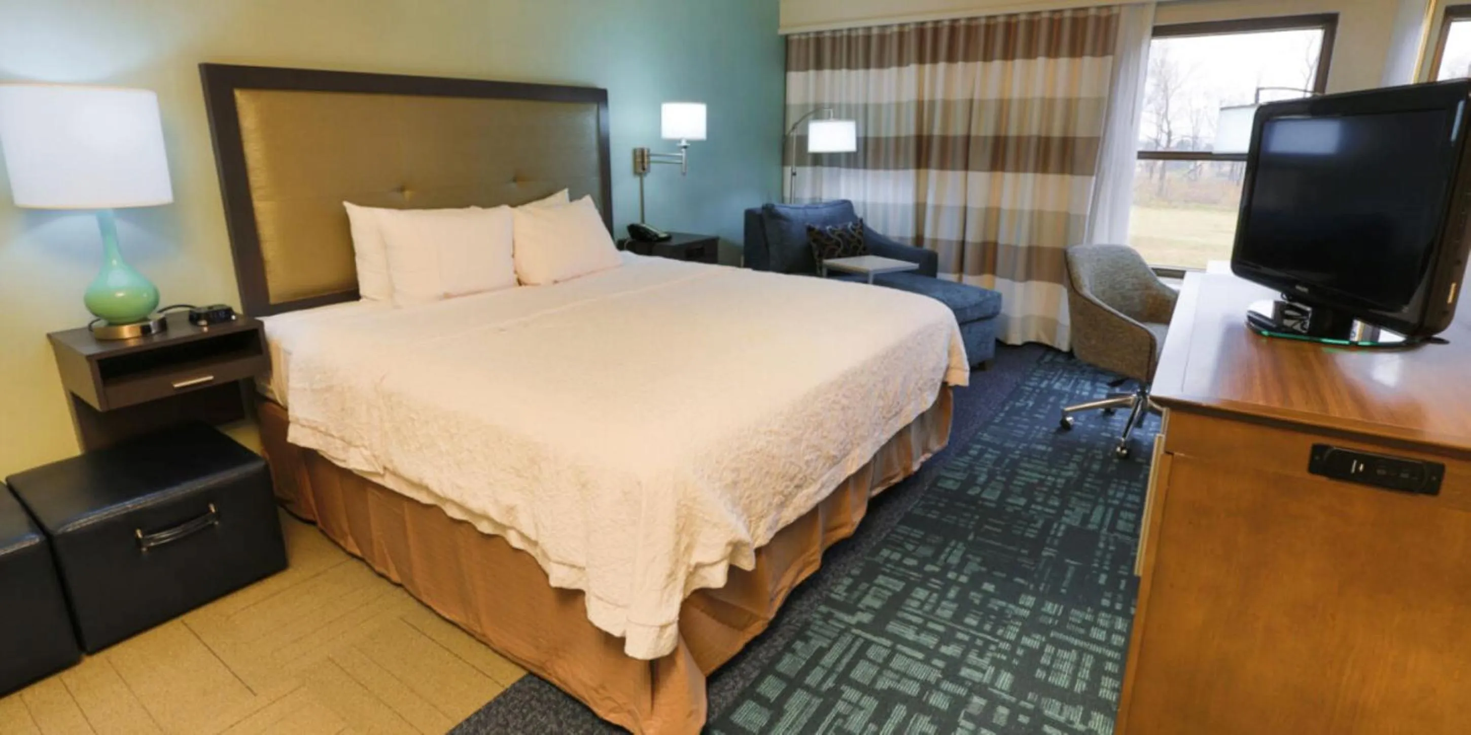 Property building, Bed in Hampton Inn & Suites Nashville-Airport