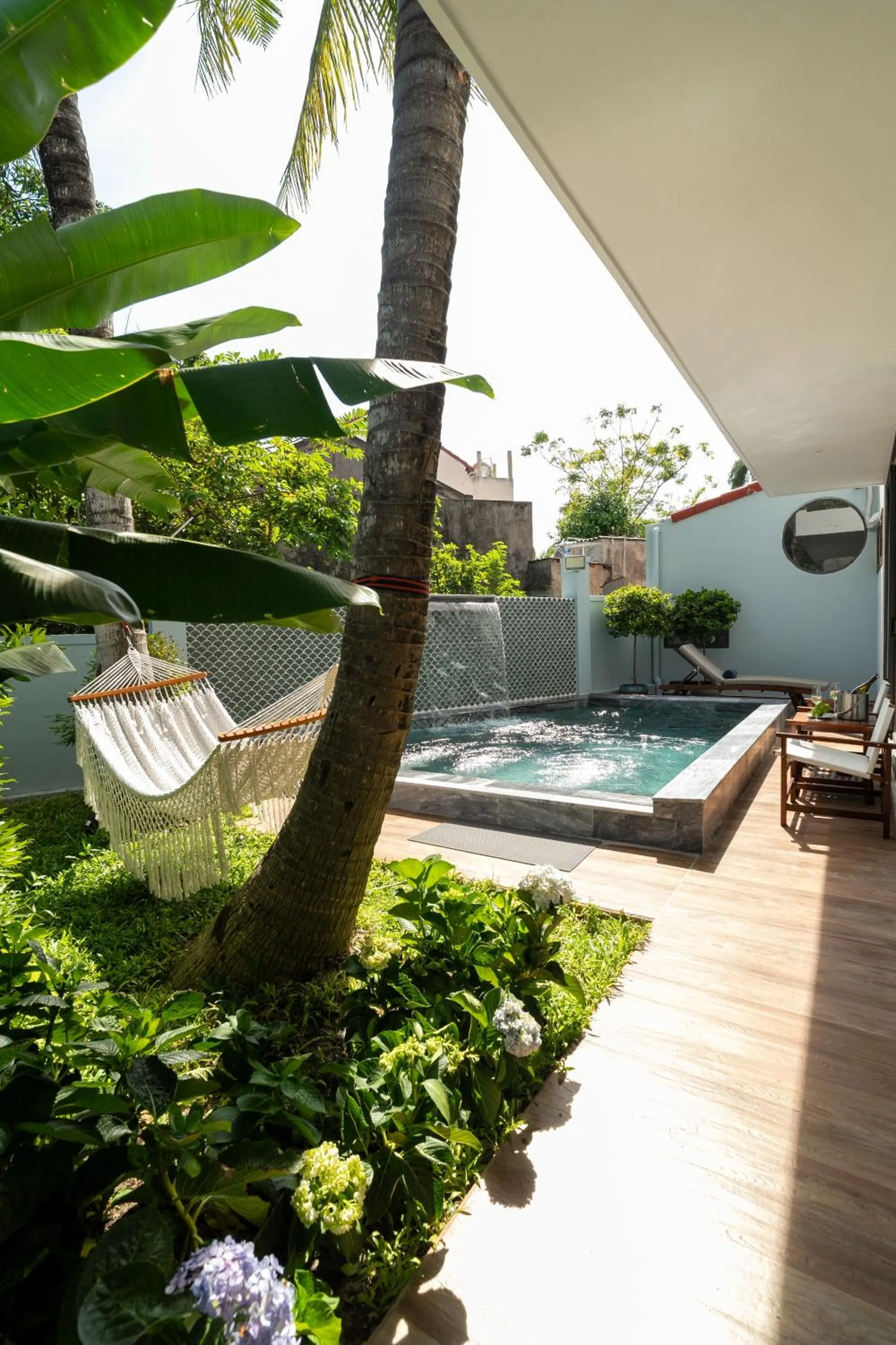 Swimming pool in Shoreline Stay