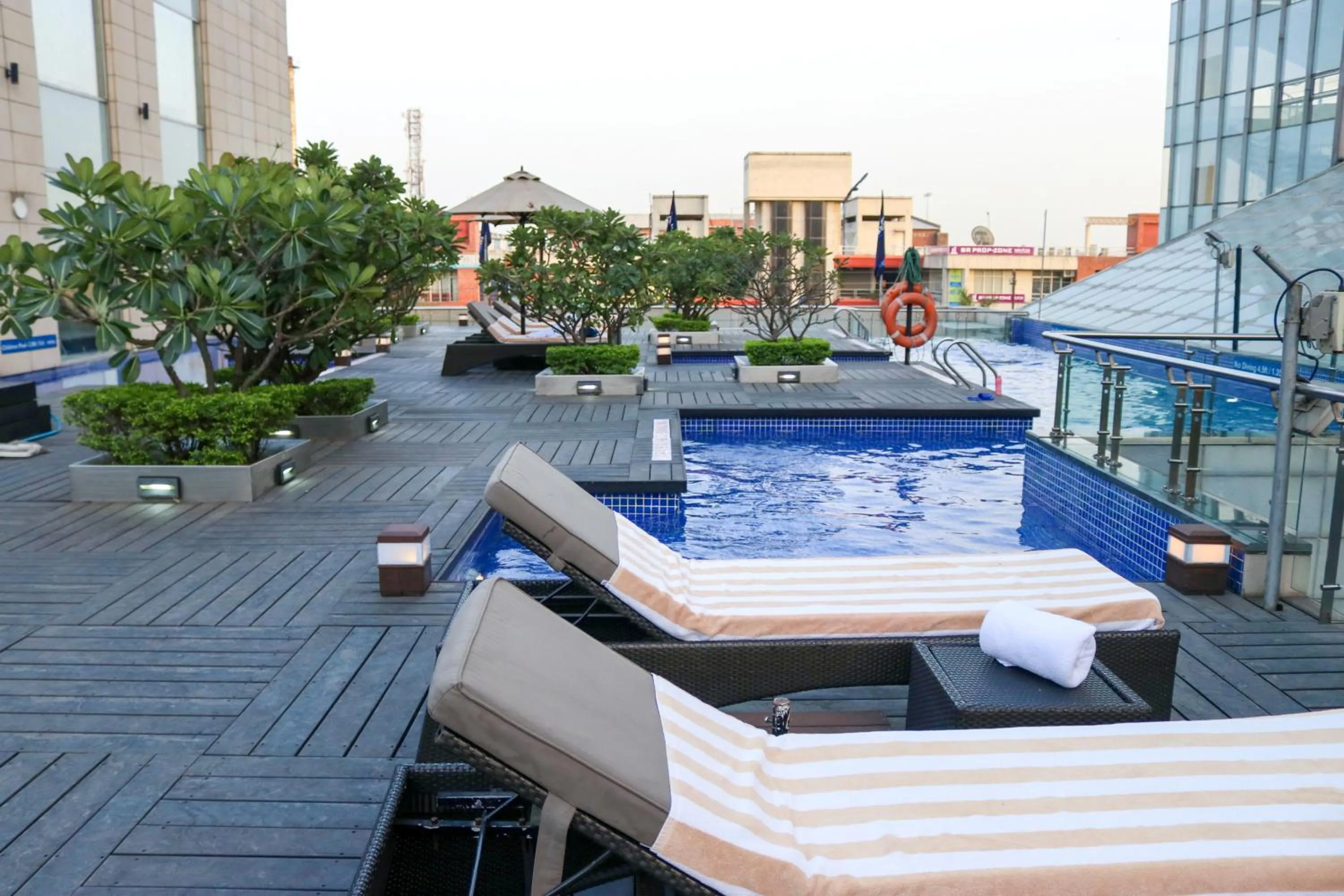 Swimming pool in Radisson Blu Hotel, Greater Noida