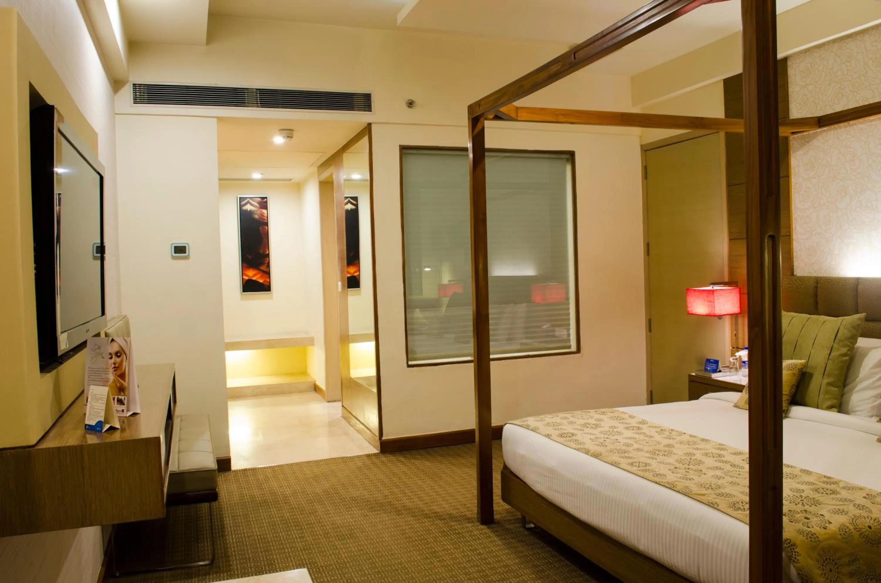 Bedroom, Bed in Radisson Blu Hotel, Greater Noida