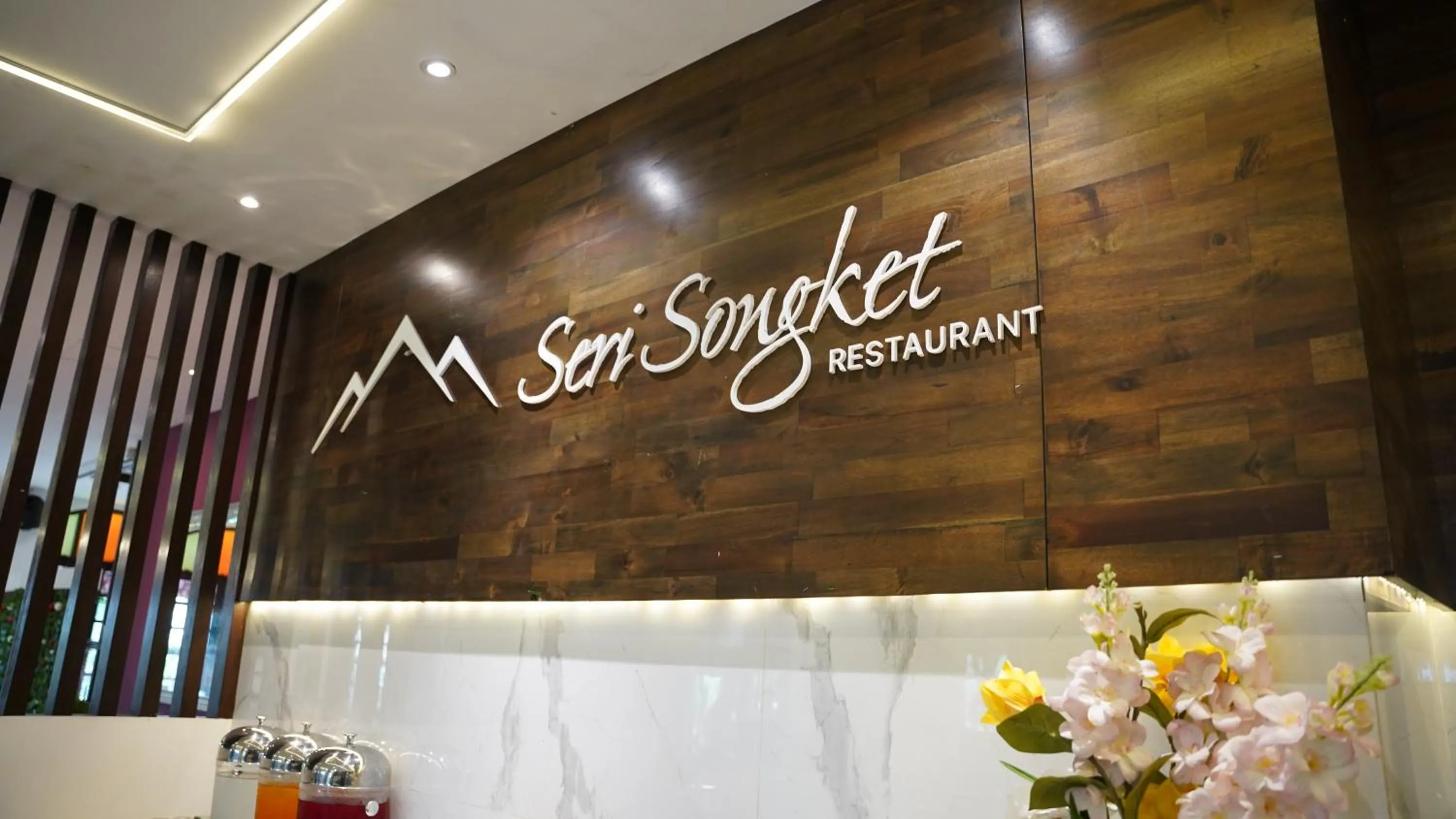 Restaurant/places to eat in Serapi Hotel