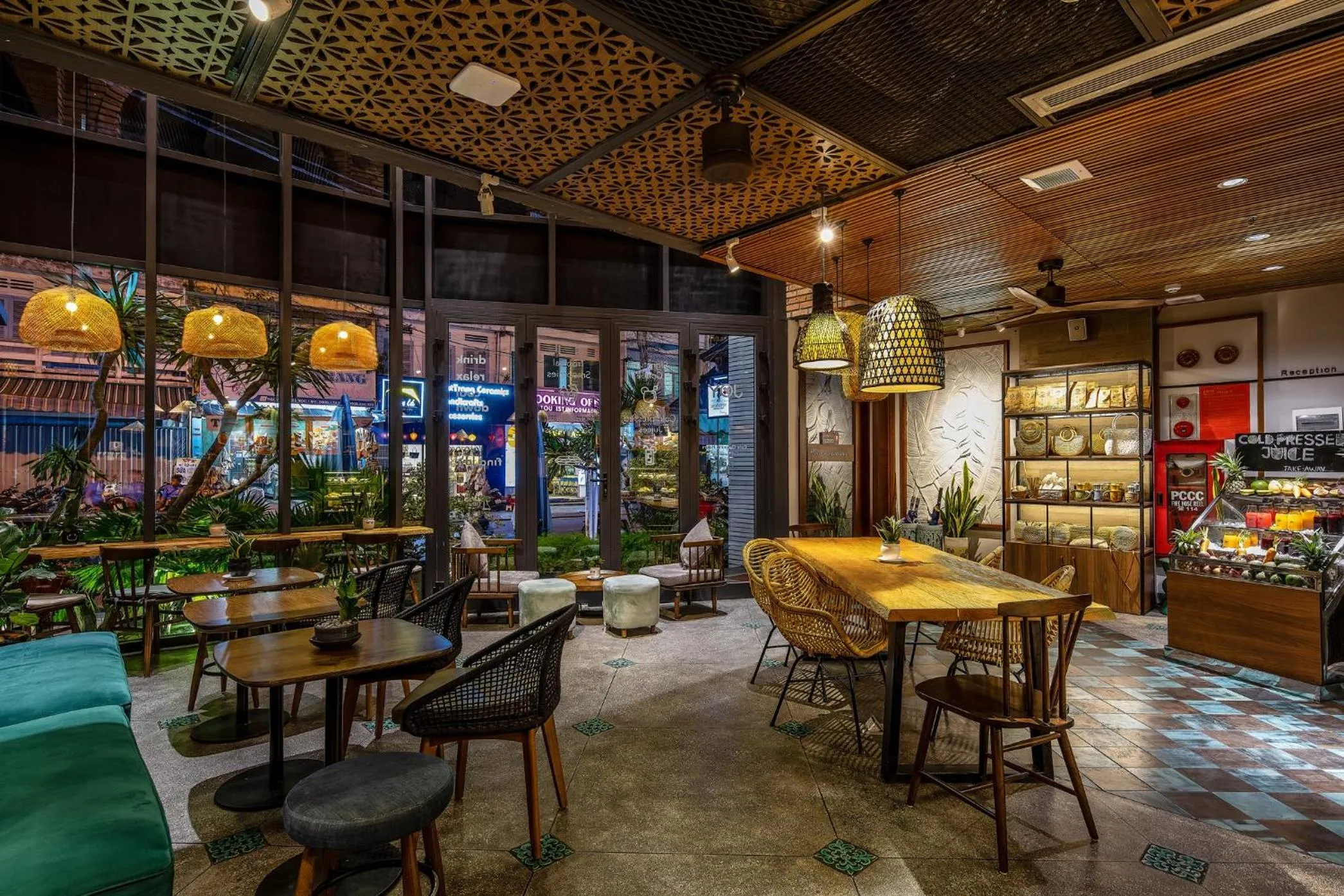 Restaurant/places to eat in Seahorse Han Market Da Nang Apartment by Haviland