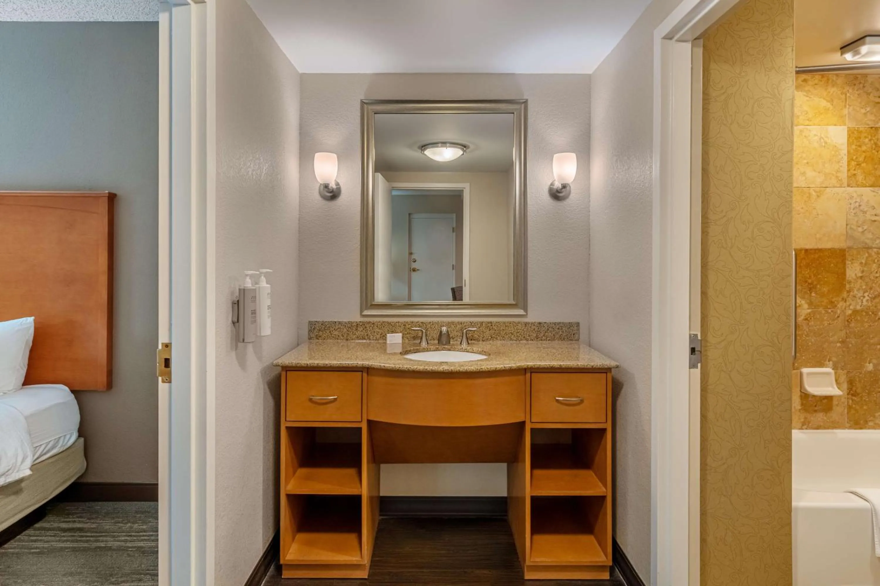 Bathroom, Bed in Hampton Inn & Suites Nashville-Vanderbilt-Elliston Place