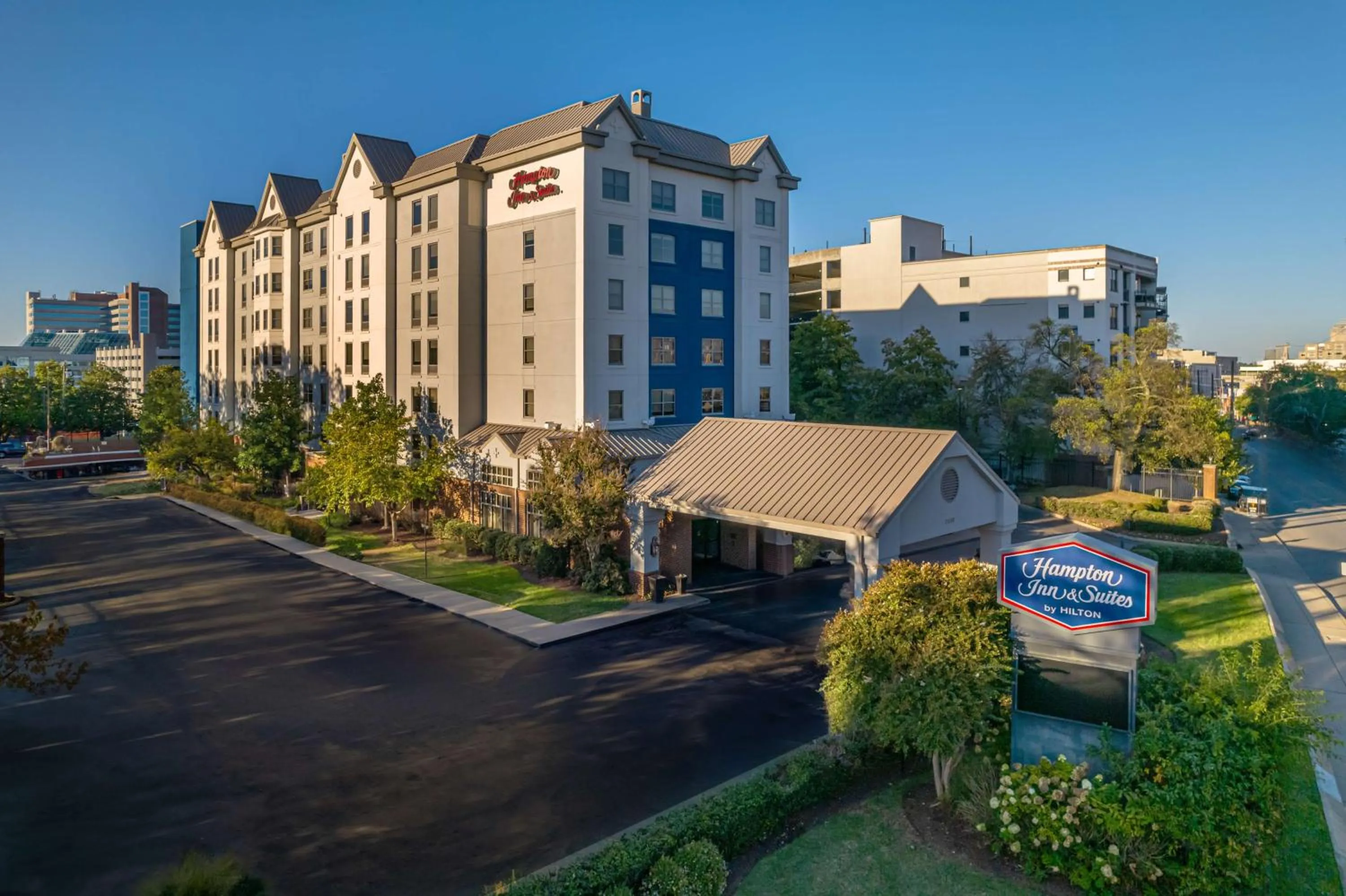 Property building in Hampton Inn & Suites Nashville-Vanderbilt-Elliston Place