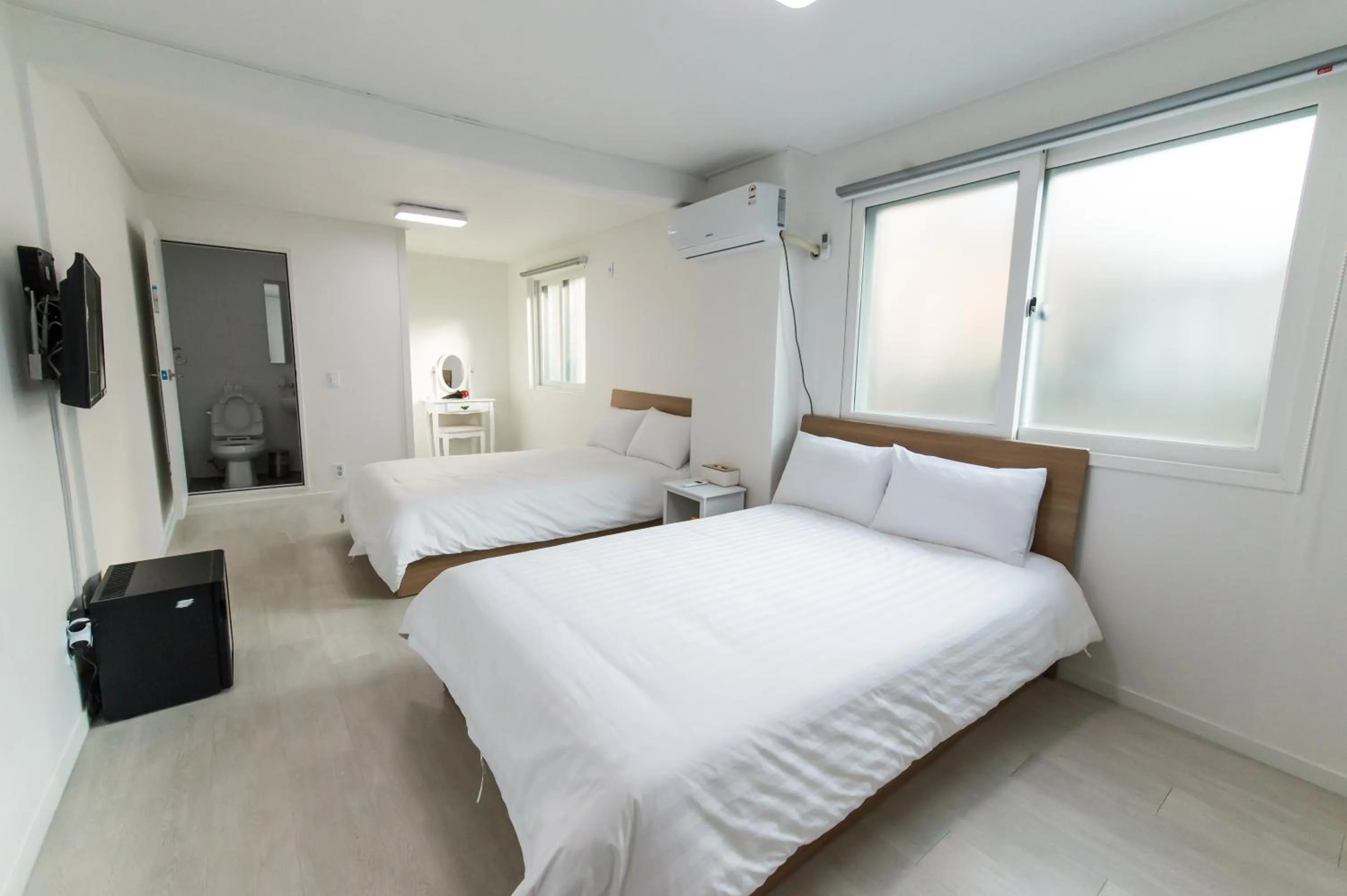 Bedroom, Bed in Kpop Haus