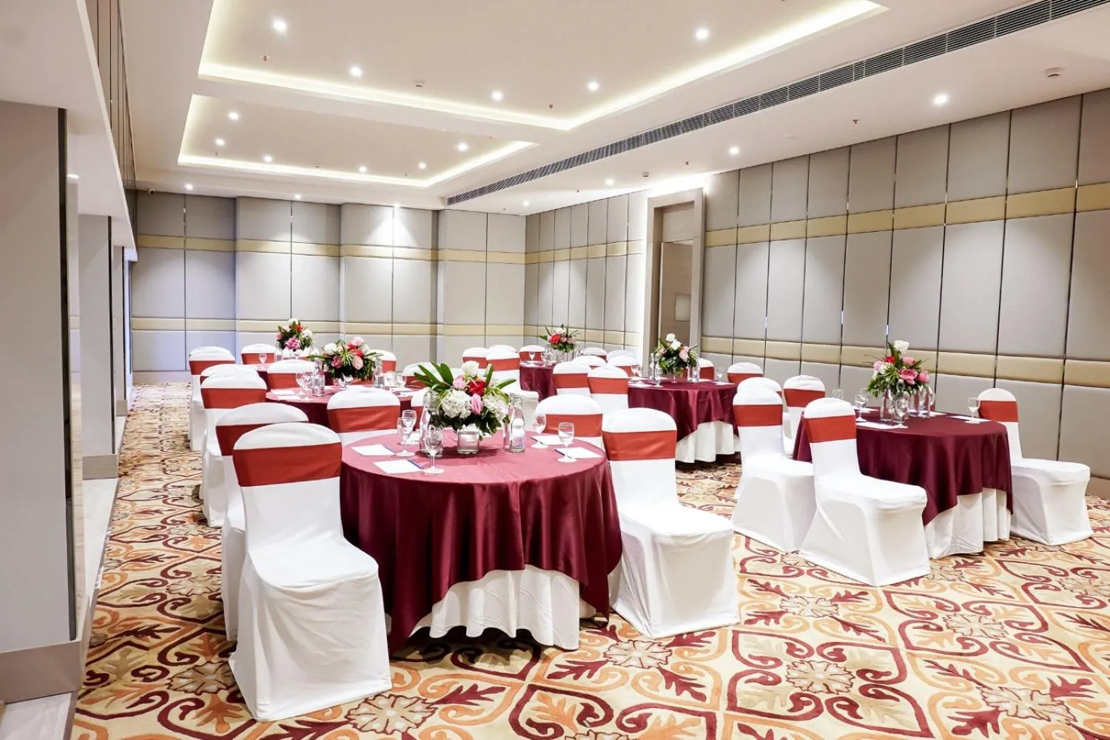Meeting/conference room in Golden Tulip Lucknow