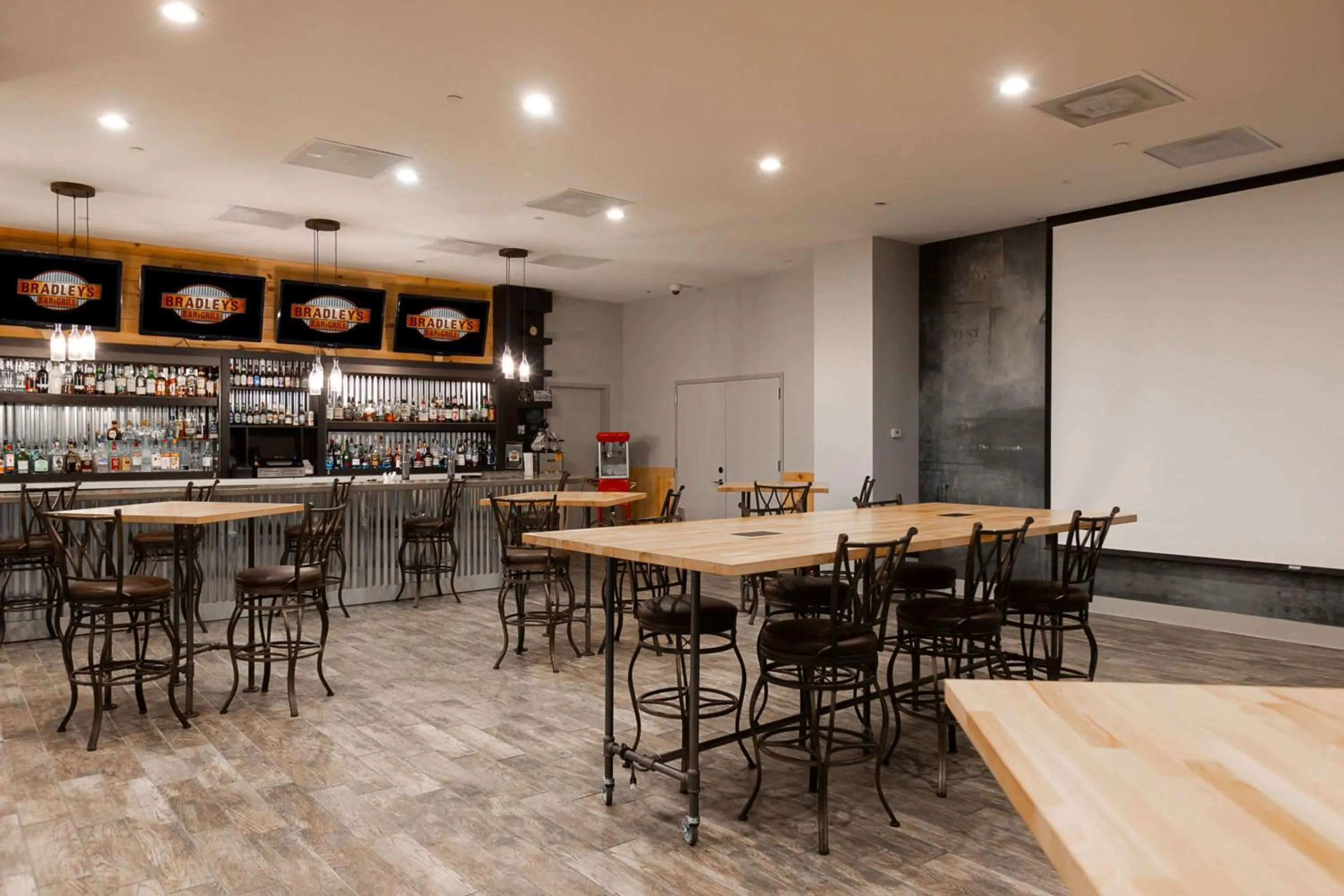 Lounge or bar in Inn at the Colonnade Baltimore - A DoubleTree by Hilton Hotel