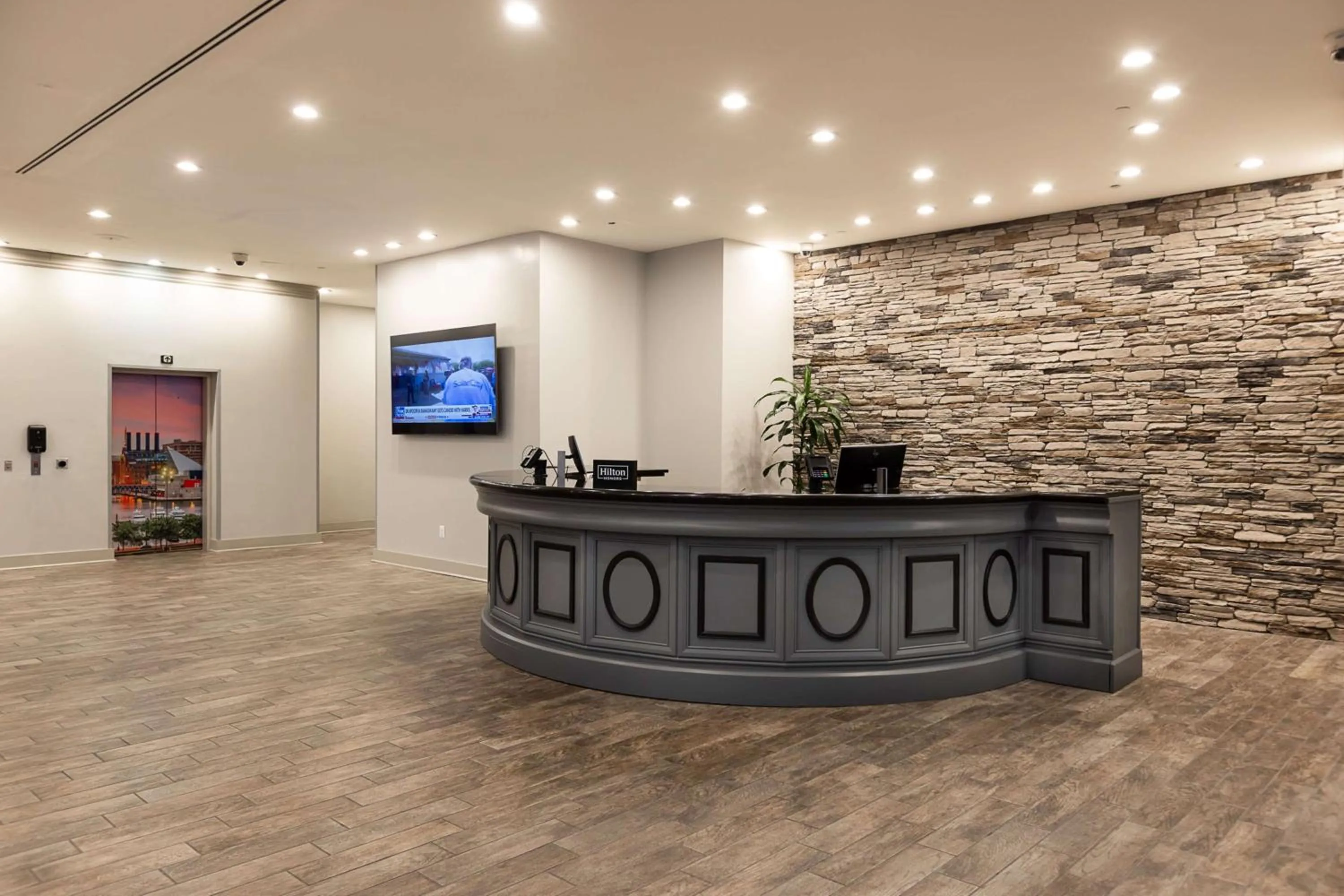 Lobby or reception in Inn at the Colonnade Baltimore - A DoubleTree by Hilton Hotel