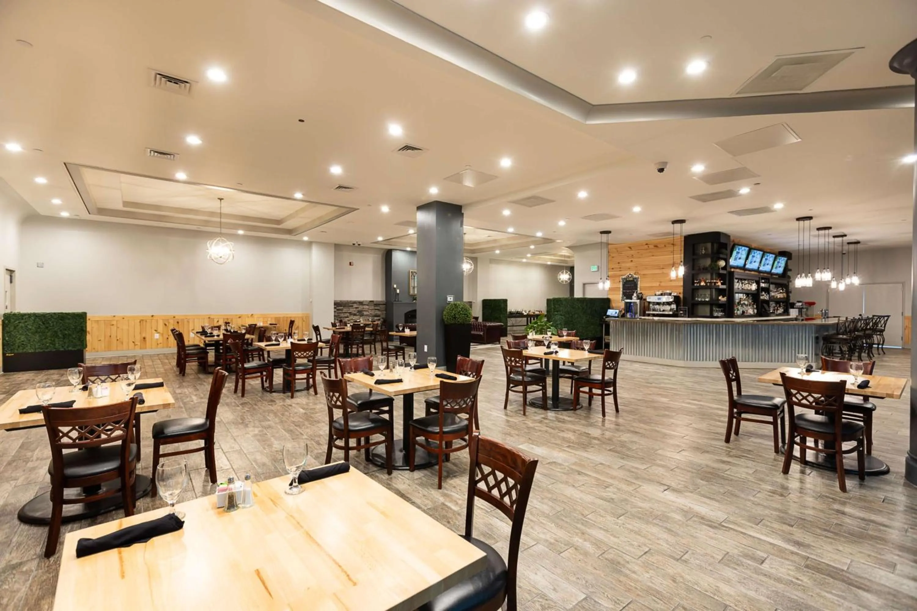 Lounge or bar in Inn at the Colonnade Baltimore - A DoubleTree by Hilton Hotel