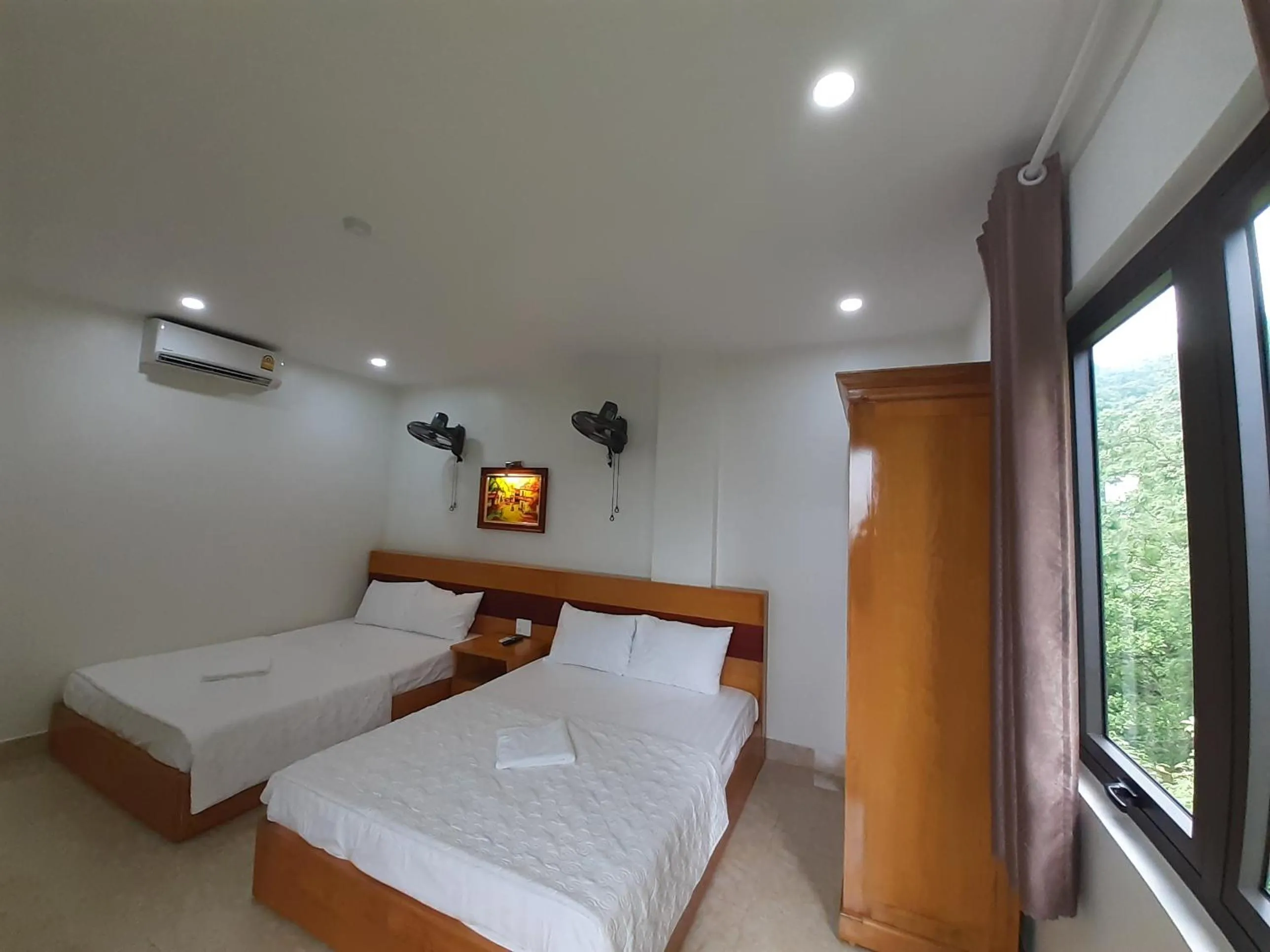 Bed in CatBa Sky View Hotel