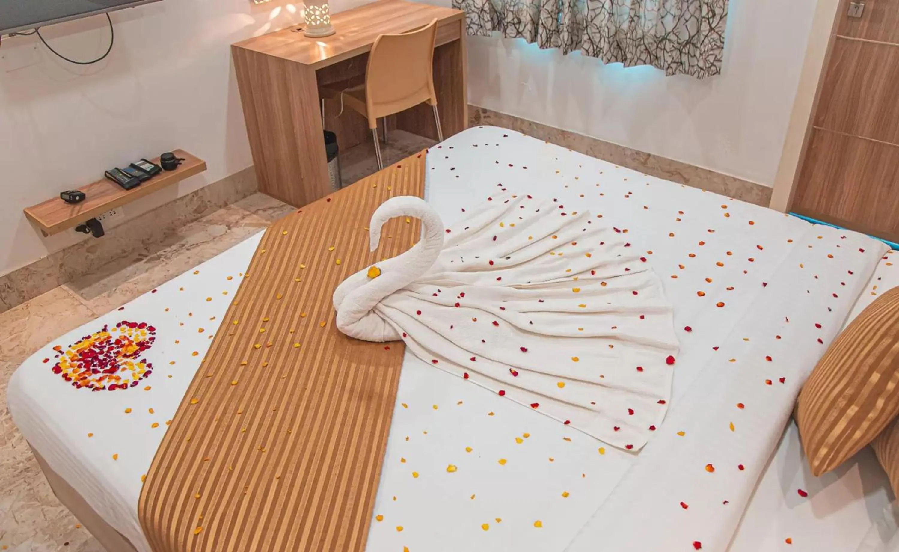 Bedroom, Bed in Park Avenue Suites