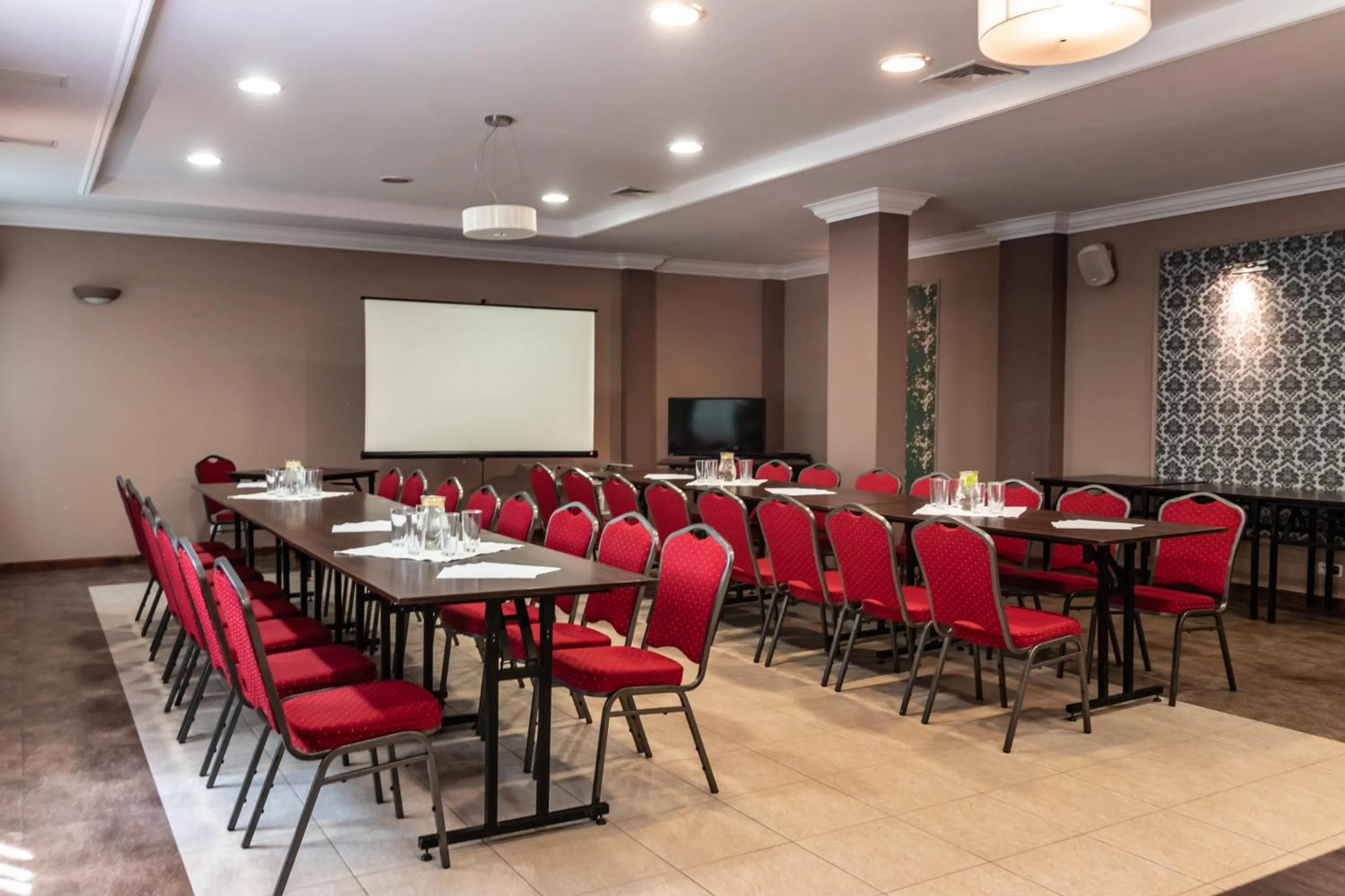 Business facilities in Prima