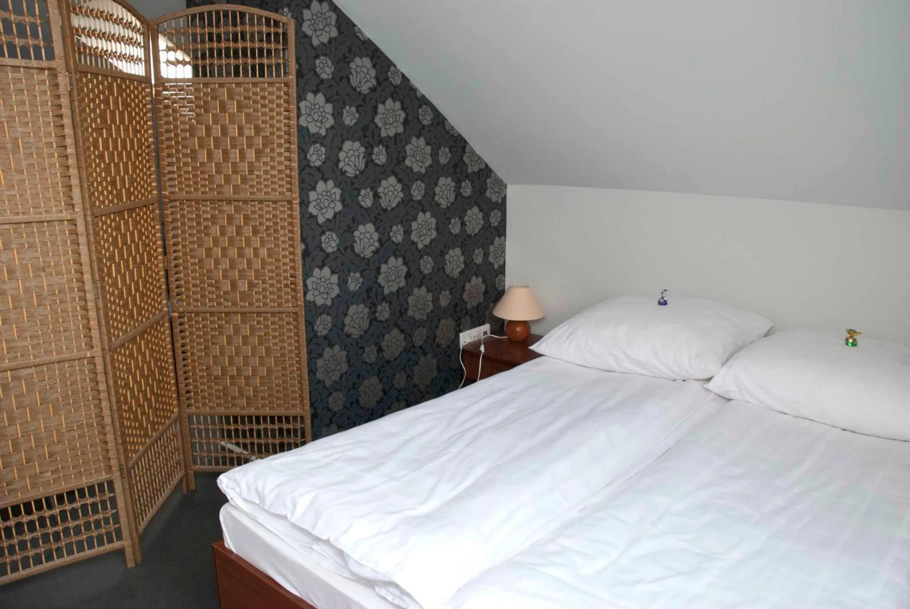 Photo of the whole room, Bed in Prima