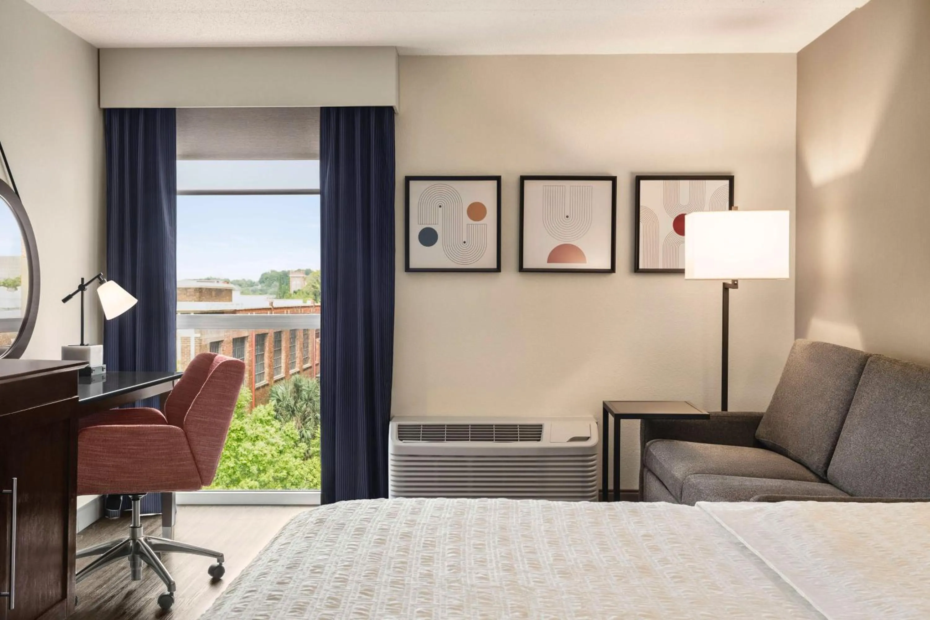 Living room, Bed in Hampton Inn Columbia-Downtown Historic District