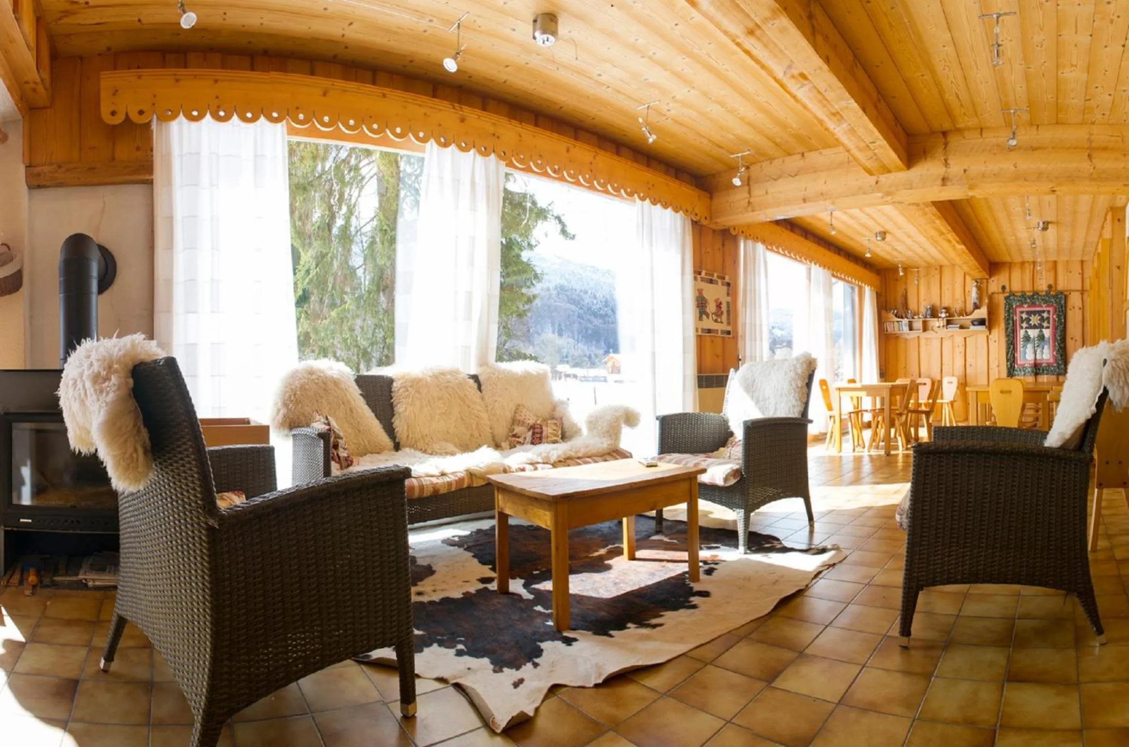 Communal lounge/ TV room in Résidence La Cour