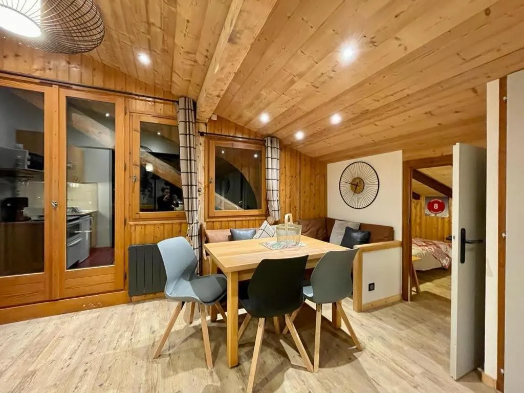 Dining area in Résidence La Cour