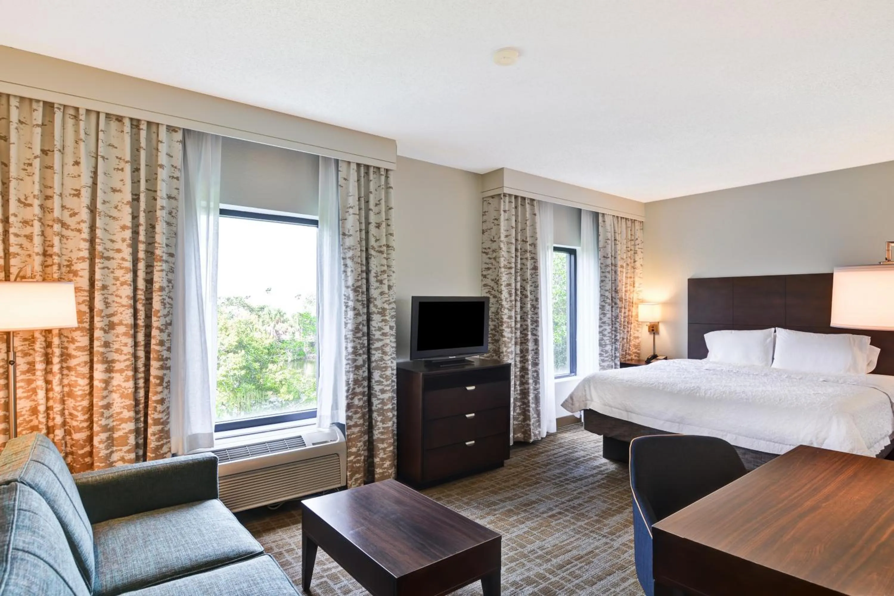 Bedroom, Bed in Hampton Inn & Suites Boynton Beach