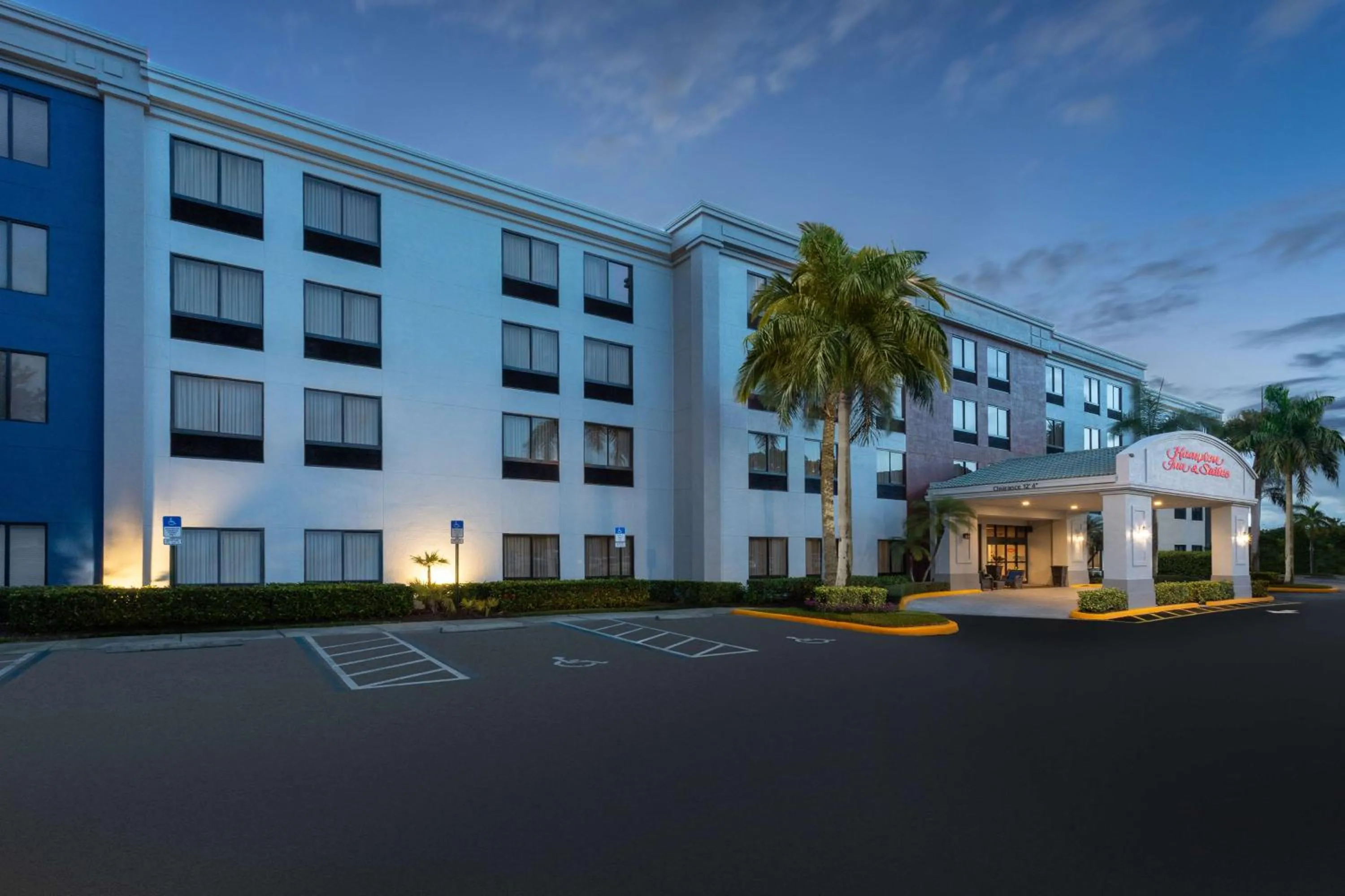 Property building in Hampton Inn & Suites Boynton Beach
