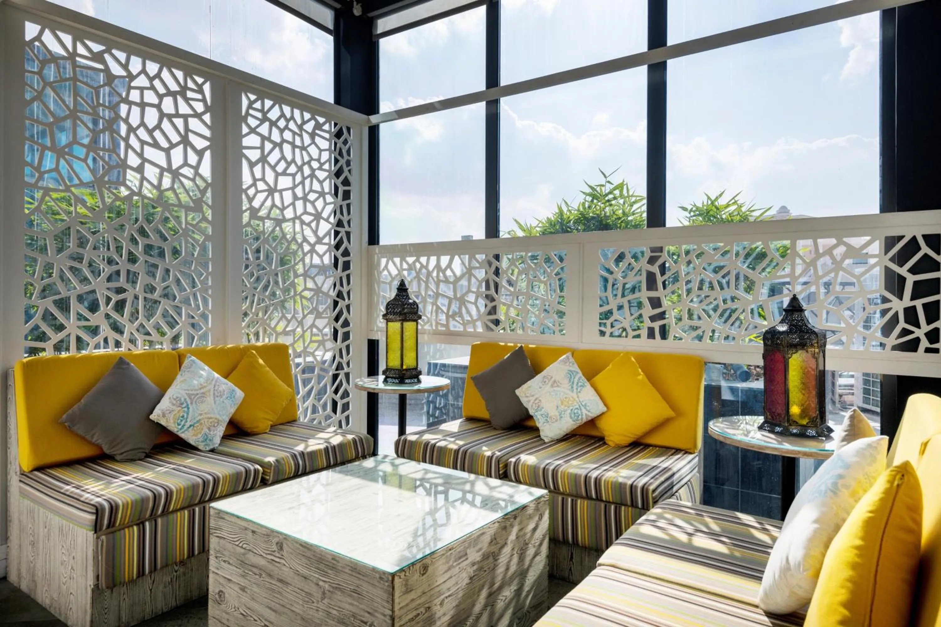 Lounge or bar in Crowne Plaza Doha - The Business Park by IHG