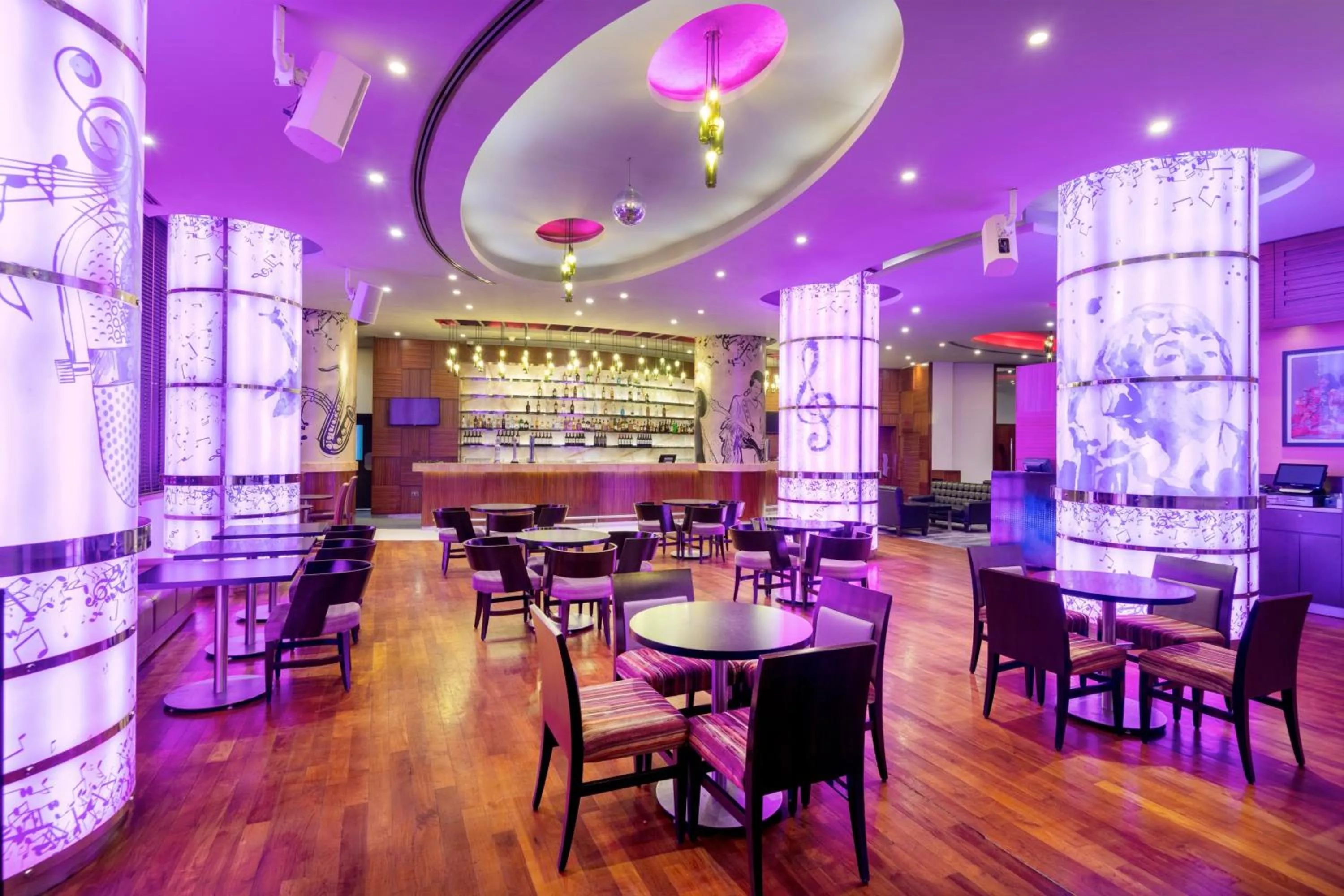 Lounge or bar in Crowne Plaza Doha - The Business Park by IHG