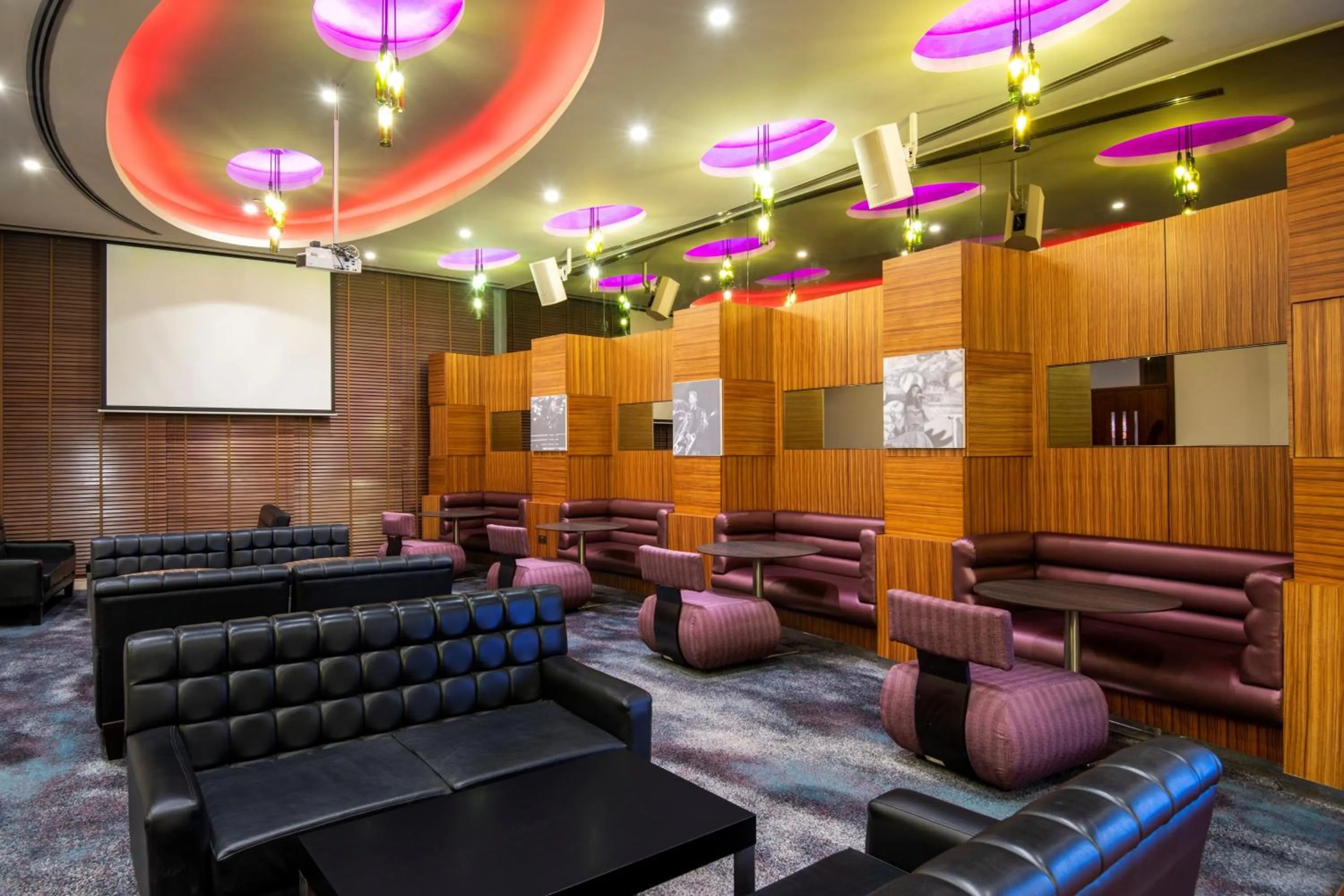 Lounge or bar in Crowne Plaza Doha - The Business Park by IHG
