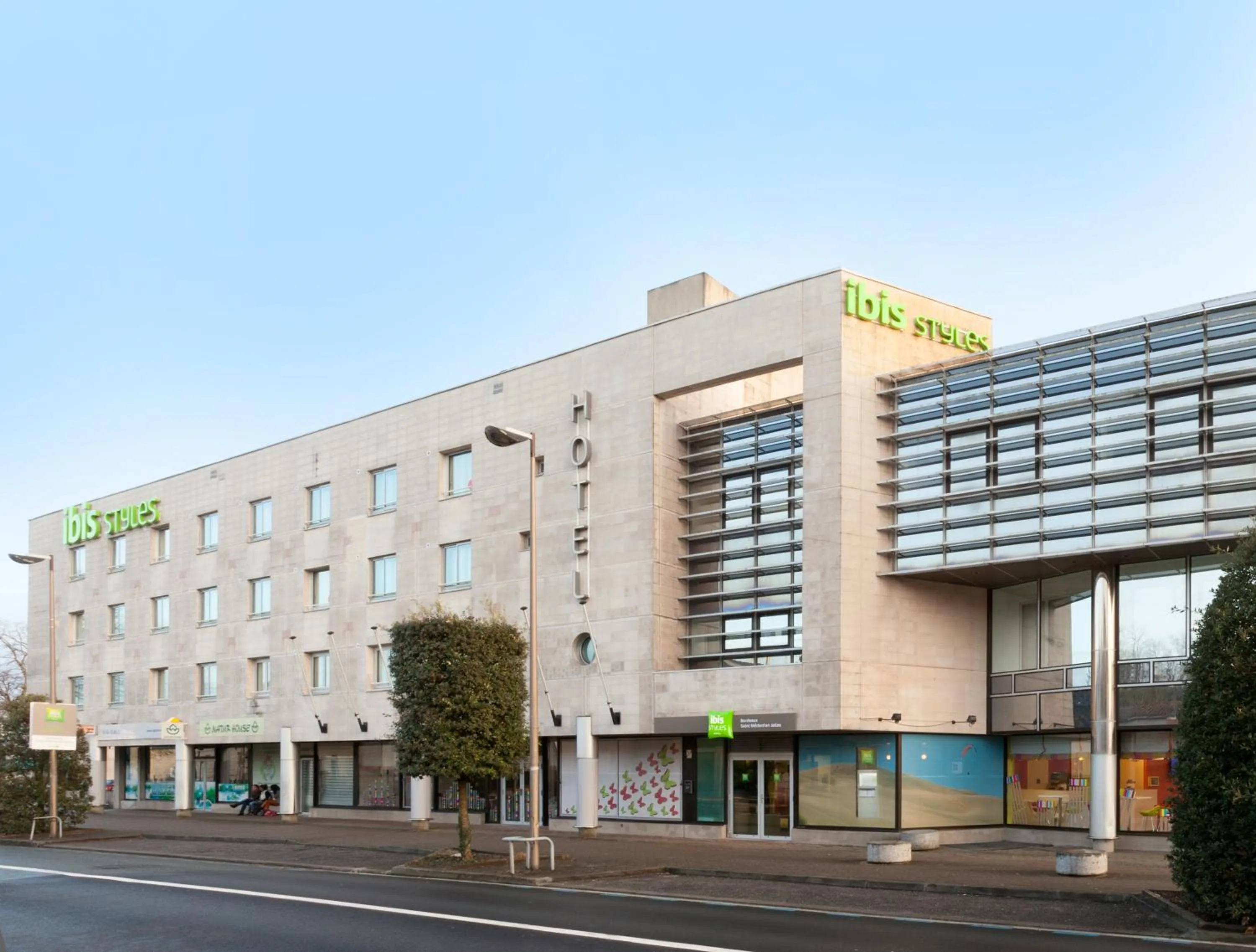 Facade/entrance in ibis Styles Bordeaux Saint Médard