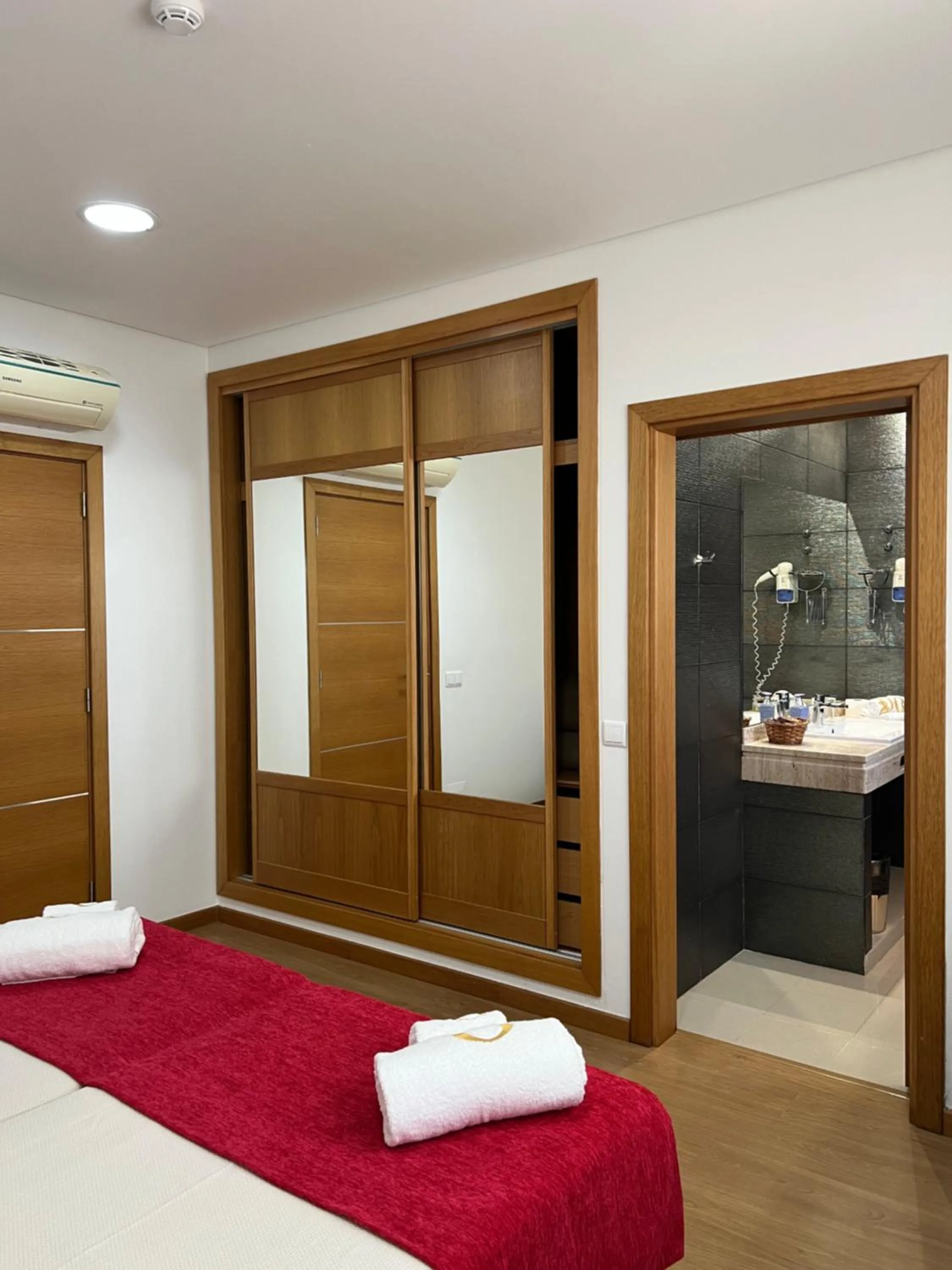 Bathroom, Bed in Quinta Saleiro Guesthouse