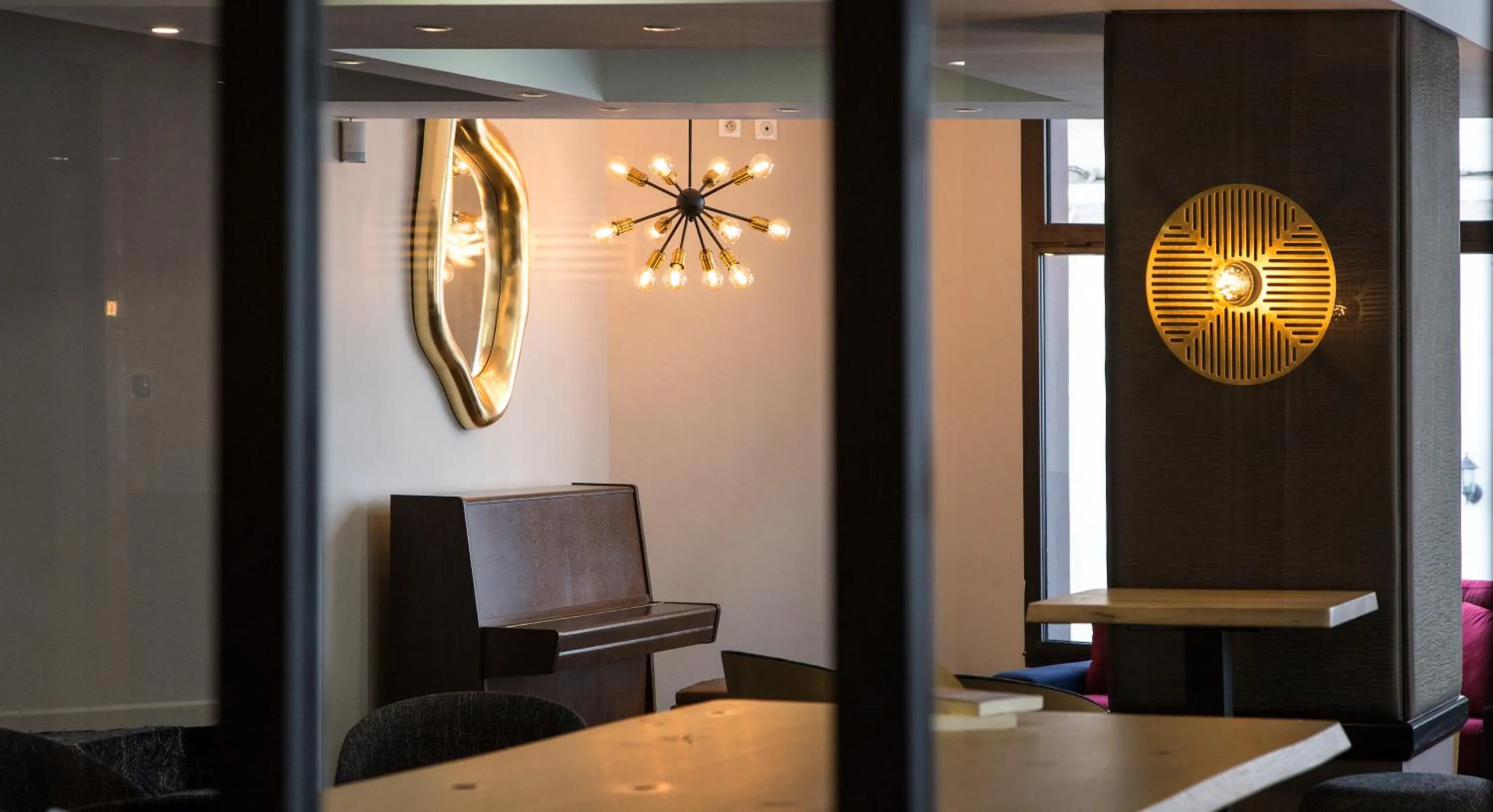 Communal lounge/ TV room in Hôtel National