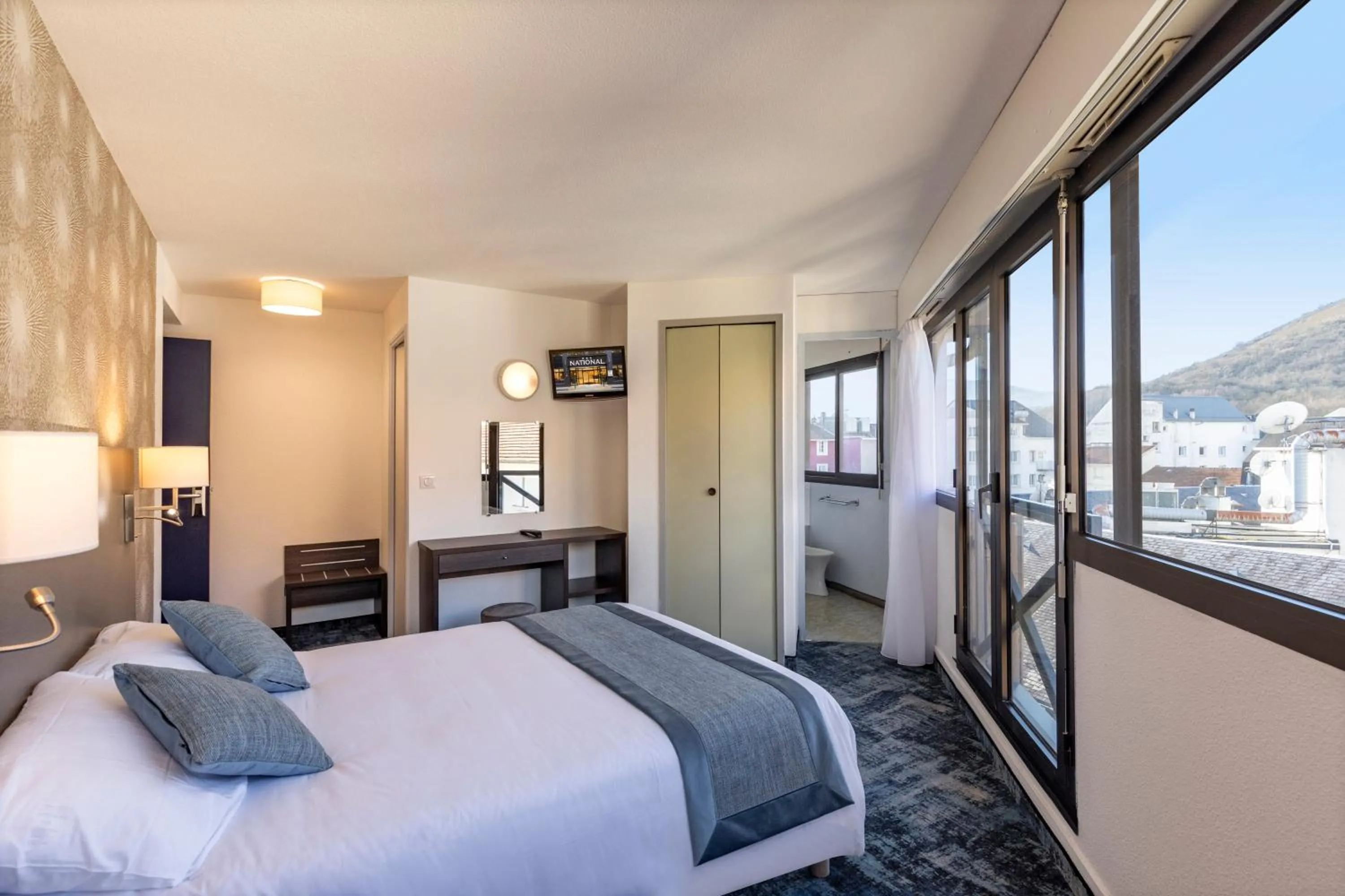 Photo of the whole room, Bed in Hôtel National