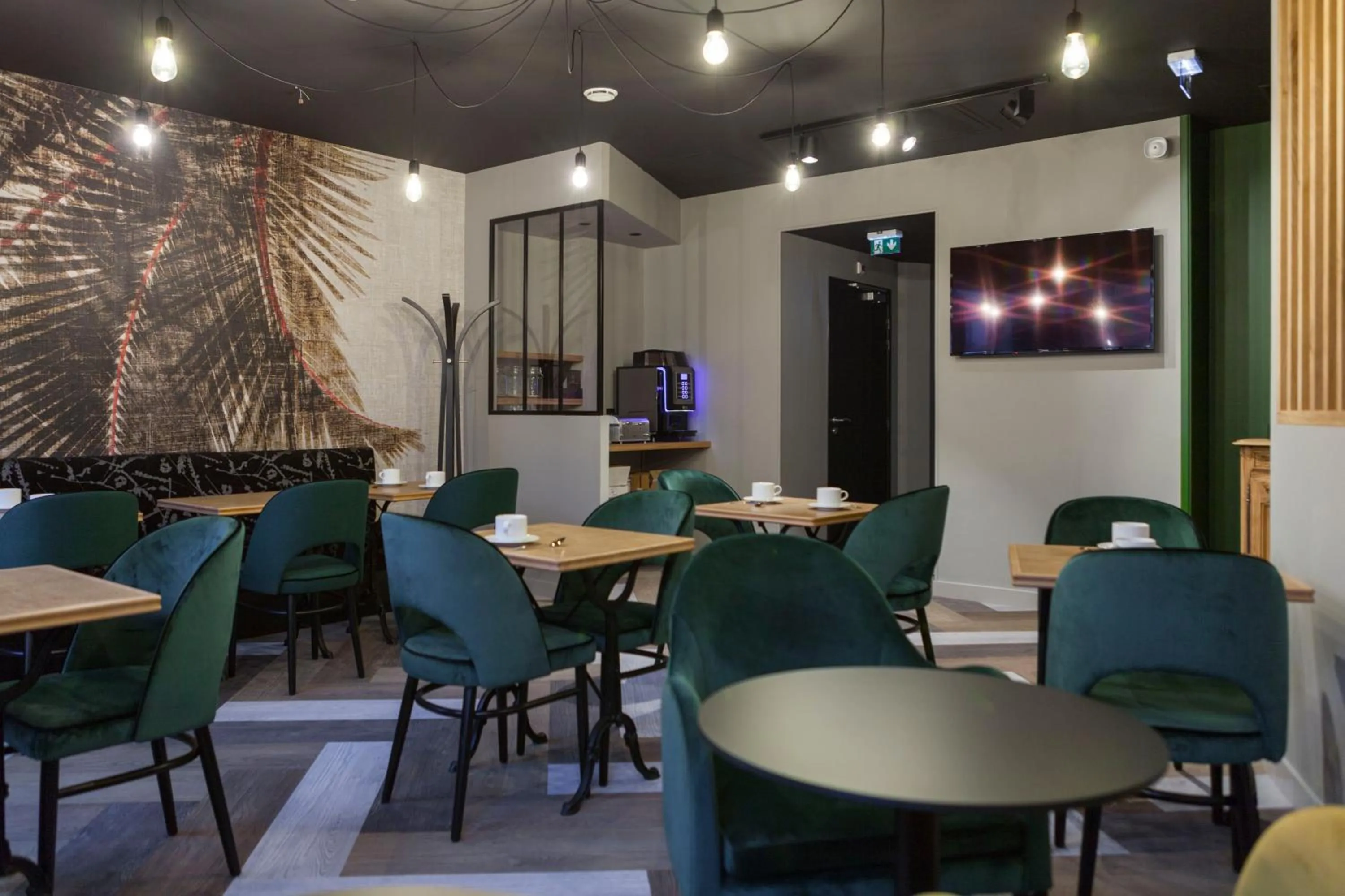 Living room in Logis Hotel du Maine