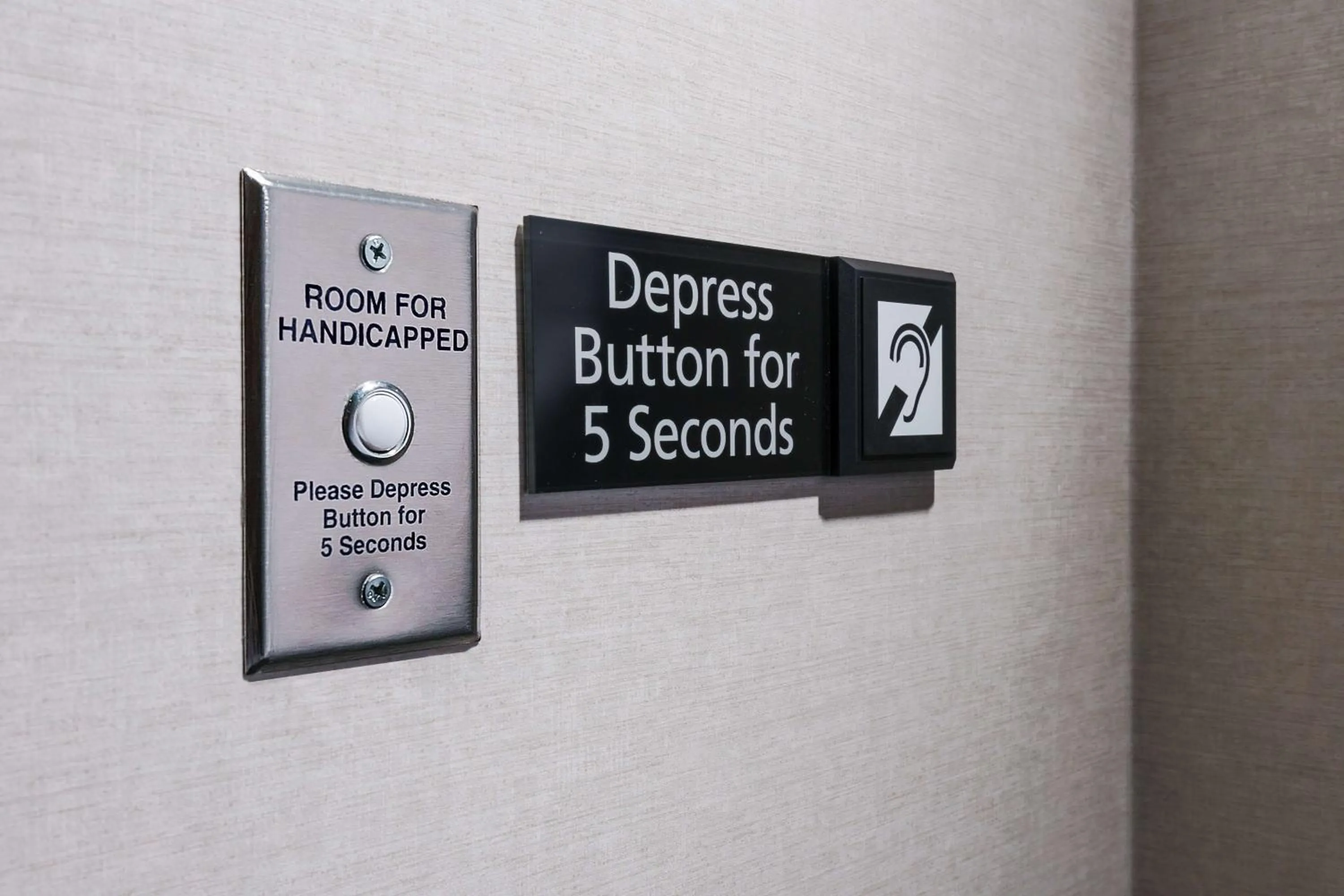 Photo of the whole room in Hampton Inn & Suites Baltimore Inner Harbor