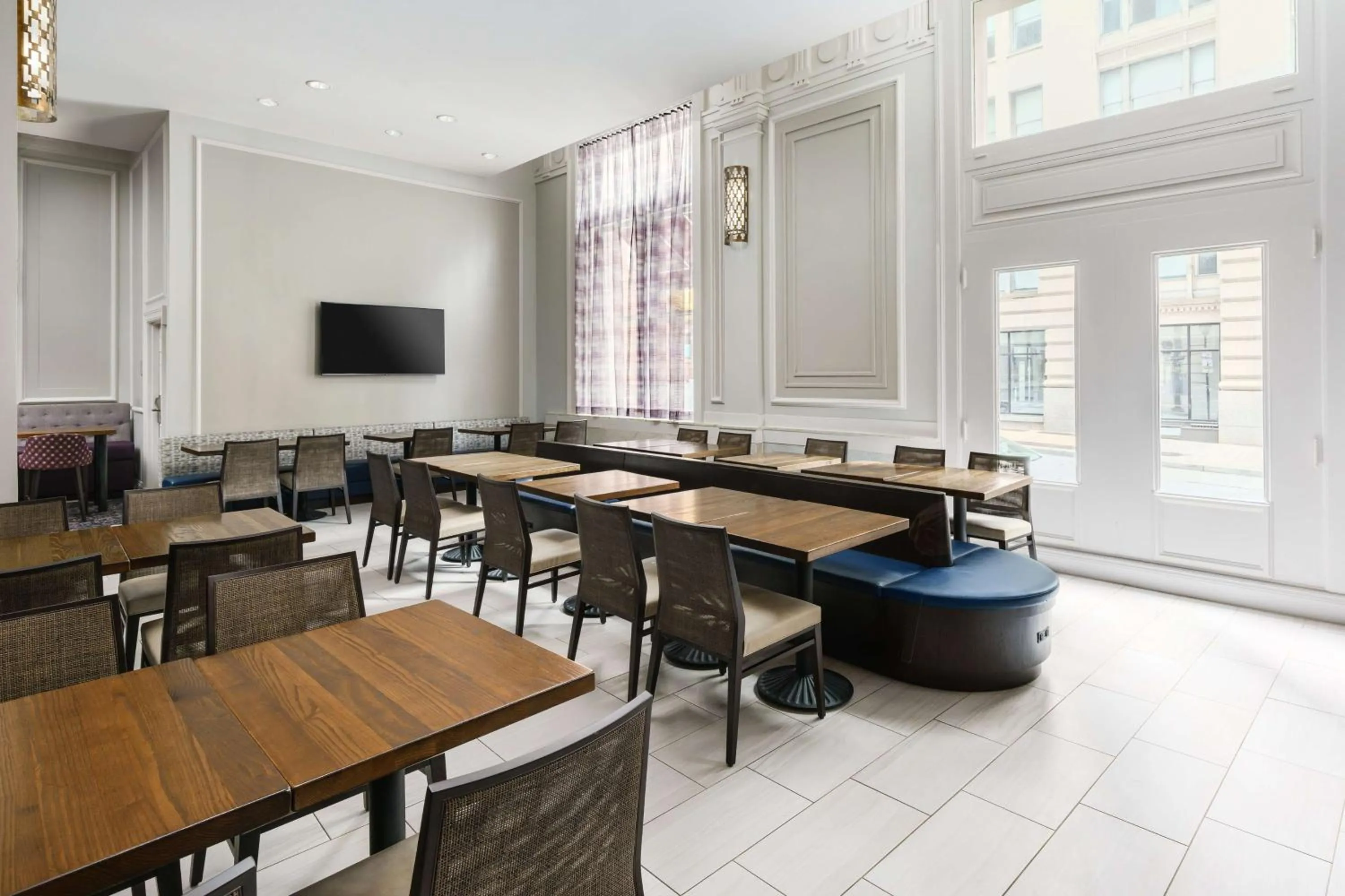 Breakfast in Hampton Inn & Suites Baltimore Inner Harbor