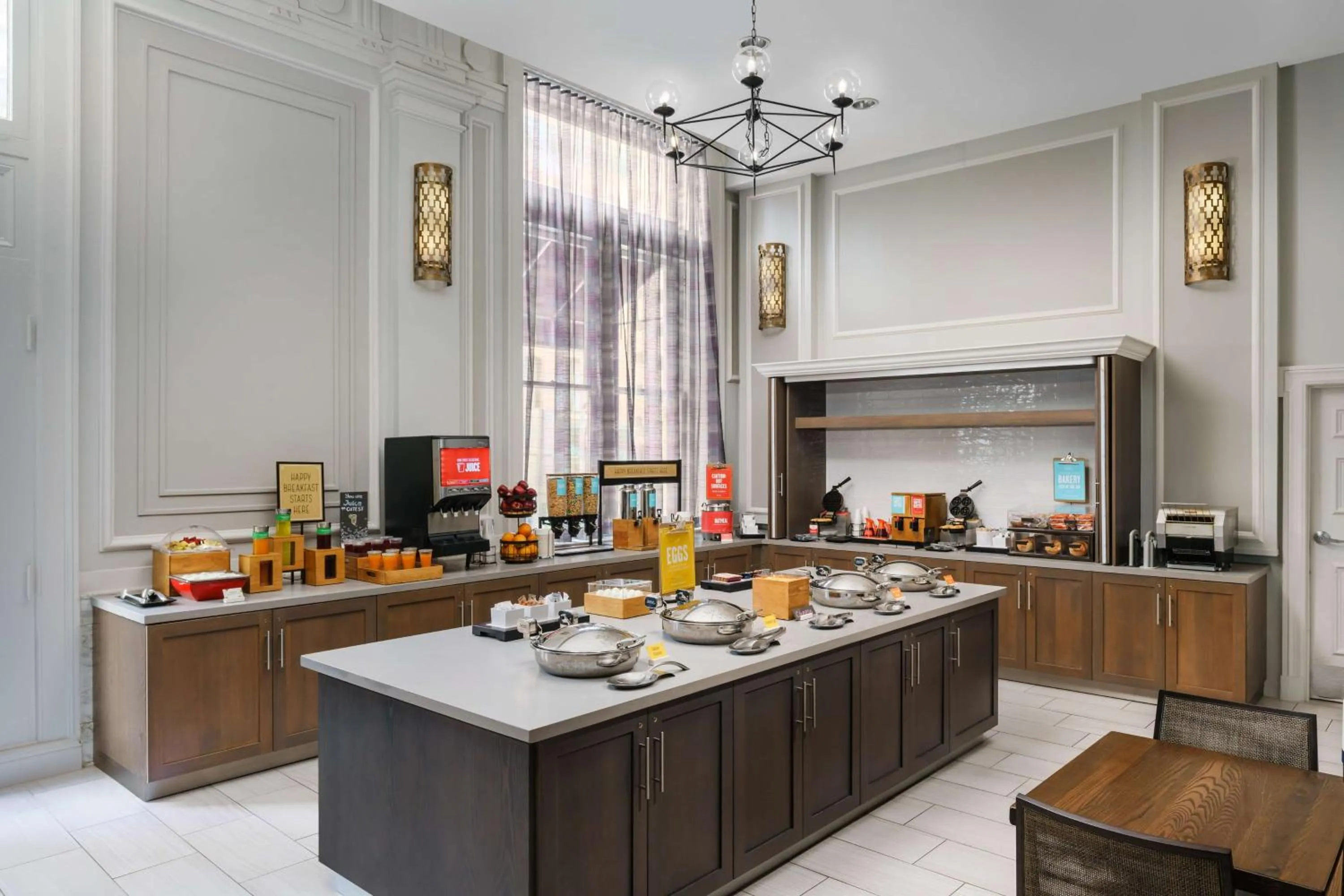 Breakfast in Hampton Inn & Suites Baltimore Inner Harbor