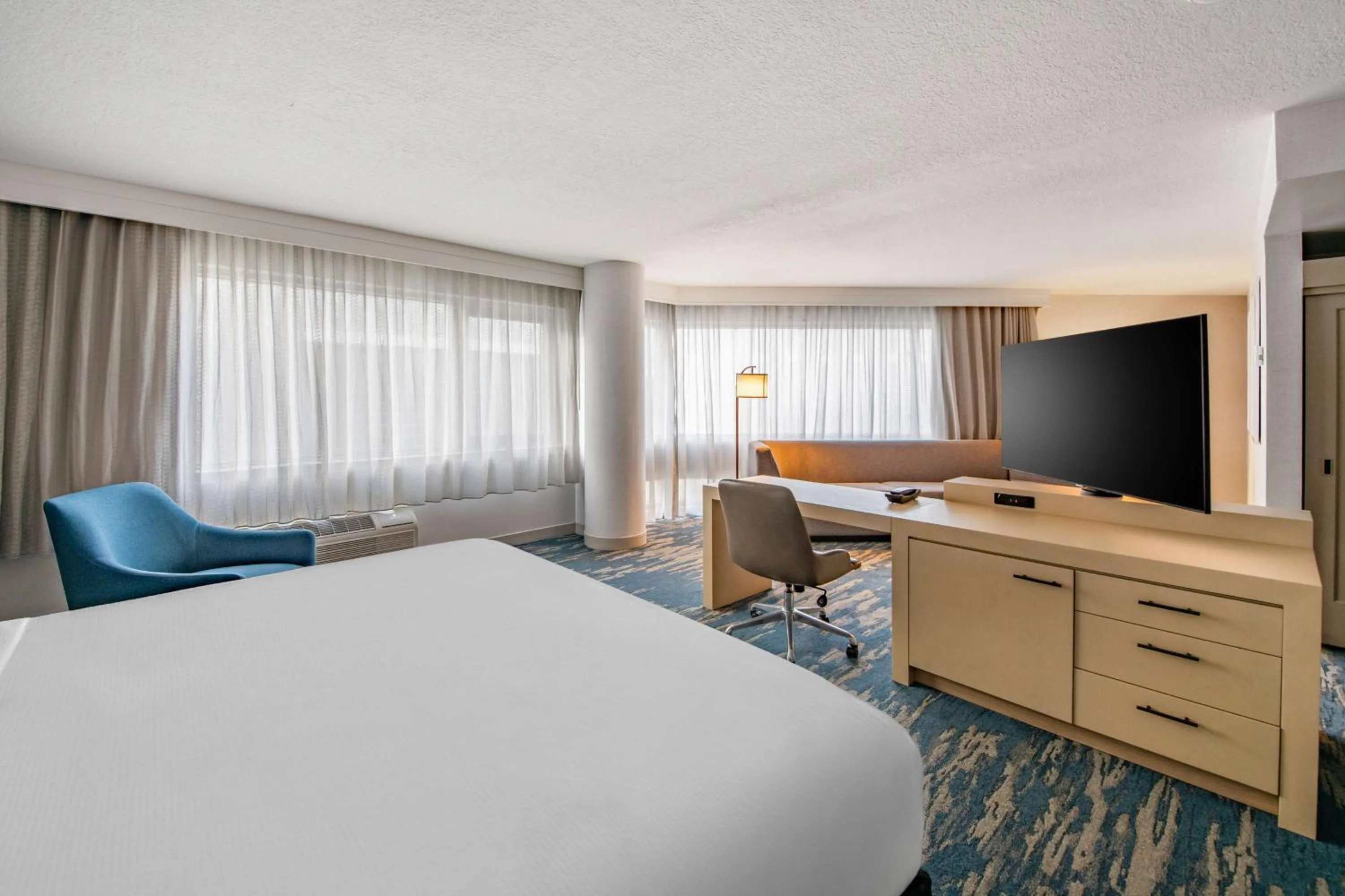 Bed in DoubleTree by Hilton LAX - El Segundo